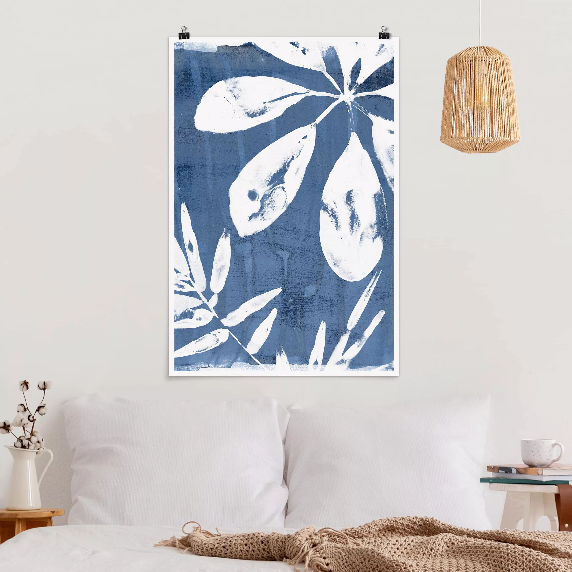 Poster Blumen - Hochformat Tropische Blätter Indigo II günstig online kaufen