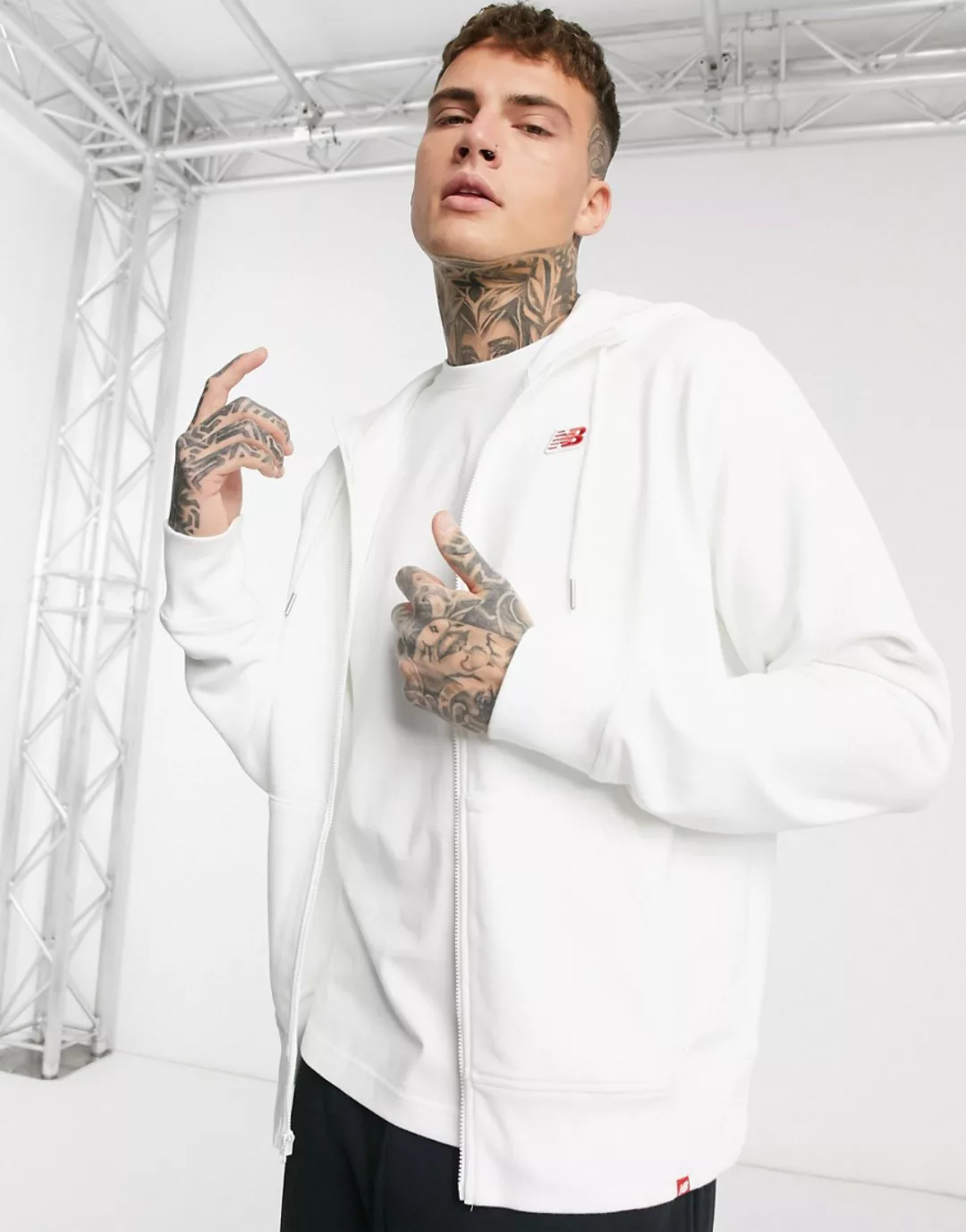 New Balance – Weiße Jacke mit kleinem Logo günstig online kaufen