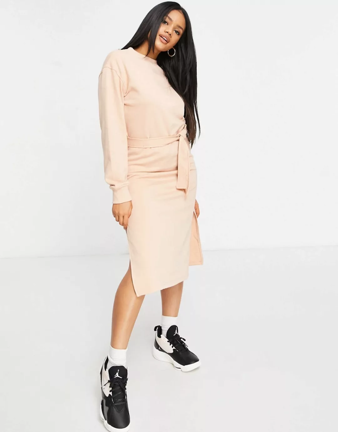 Missguided – Basic – Midi-Pullover-Kleid mit Bindegürtel in Sand-Neutral günstig online kaufen