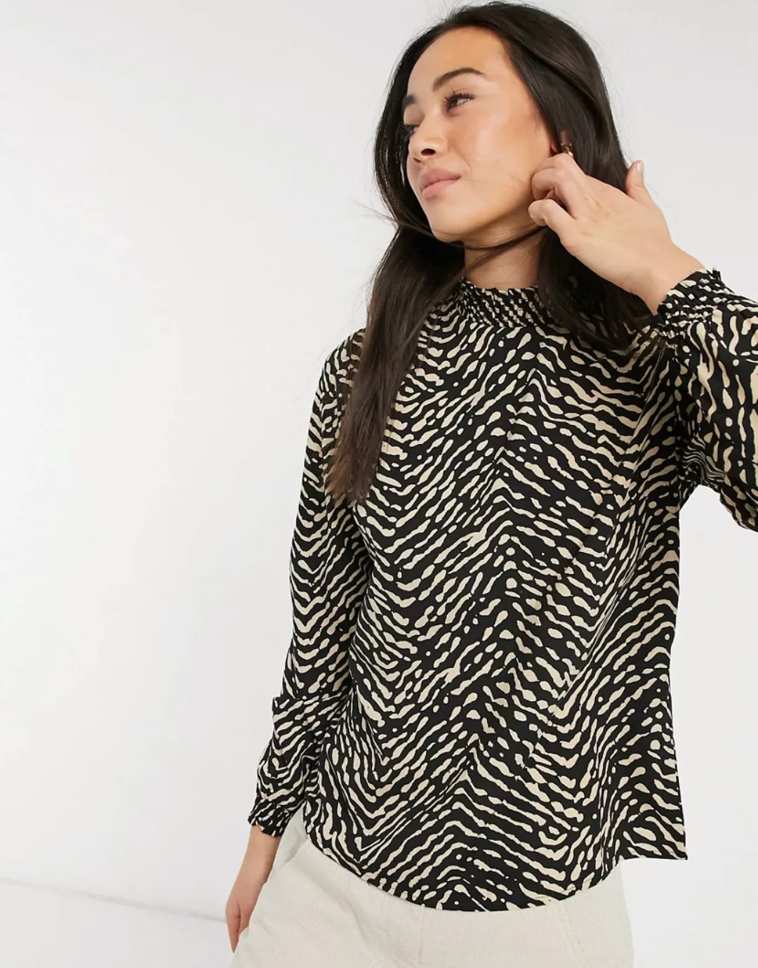 Vero Moda – Hochgeschlossene Bluse mit schwarzem Tiermuster-Mehrfarbig günstig online kaufen
