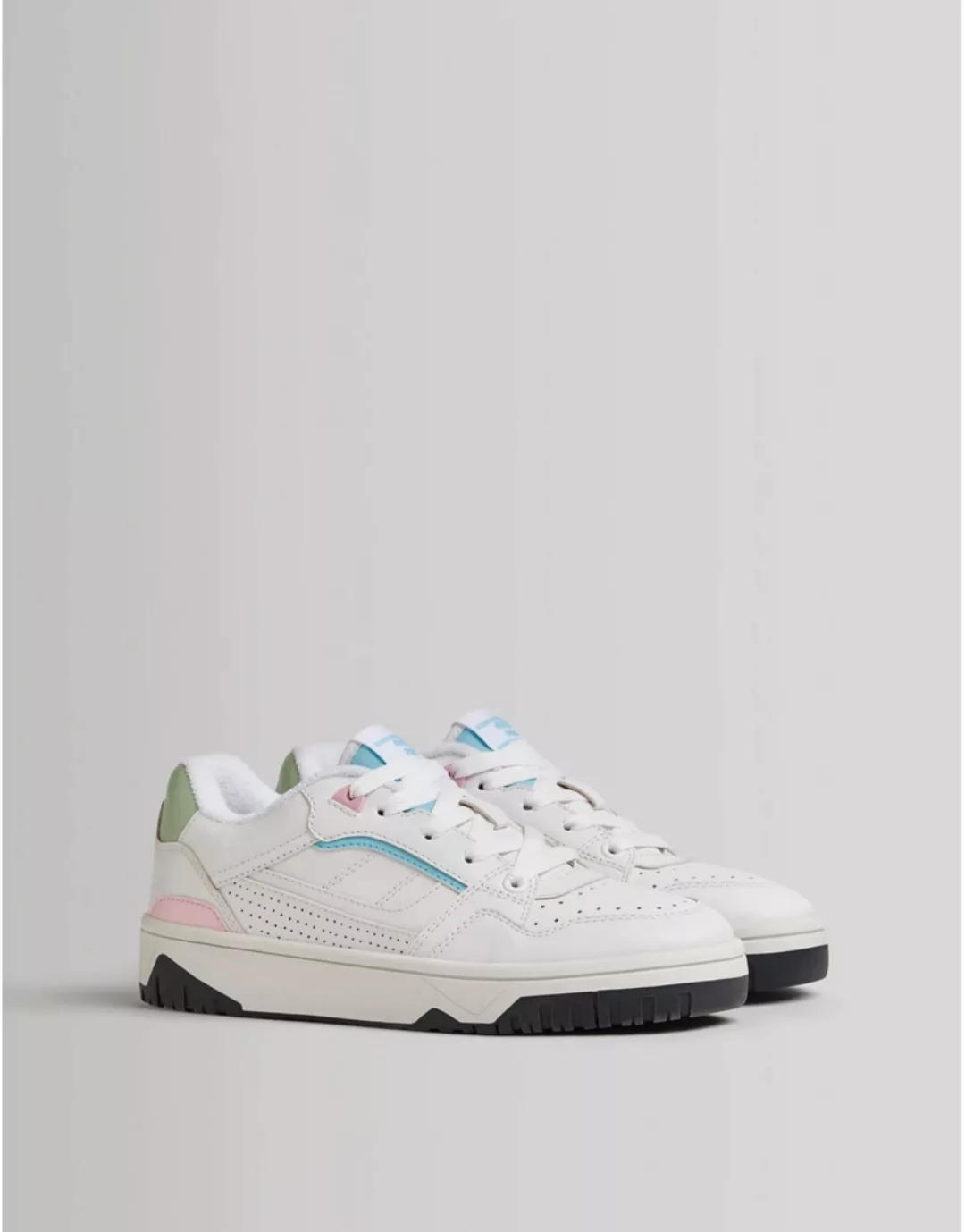 Bershka – Sportliche Sneaker in Weiß mit pastellfarbenem Detail günstig online kaufen