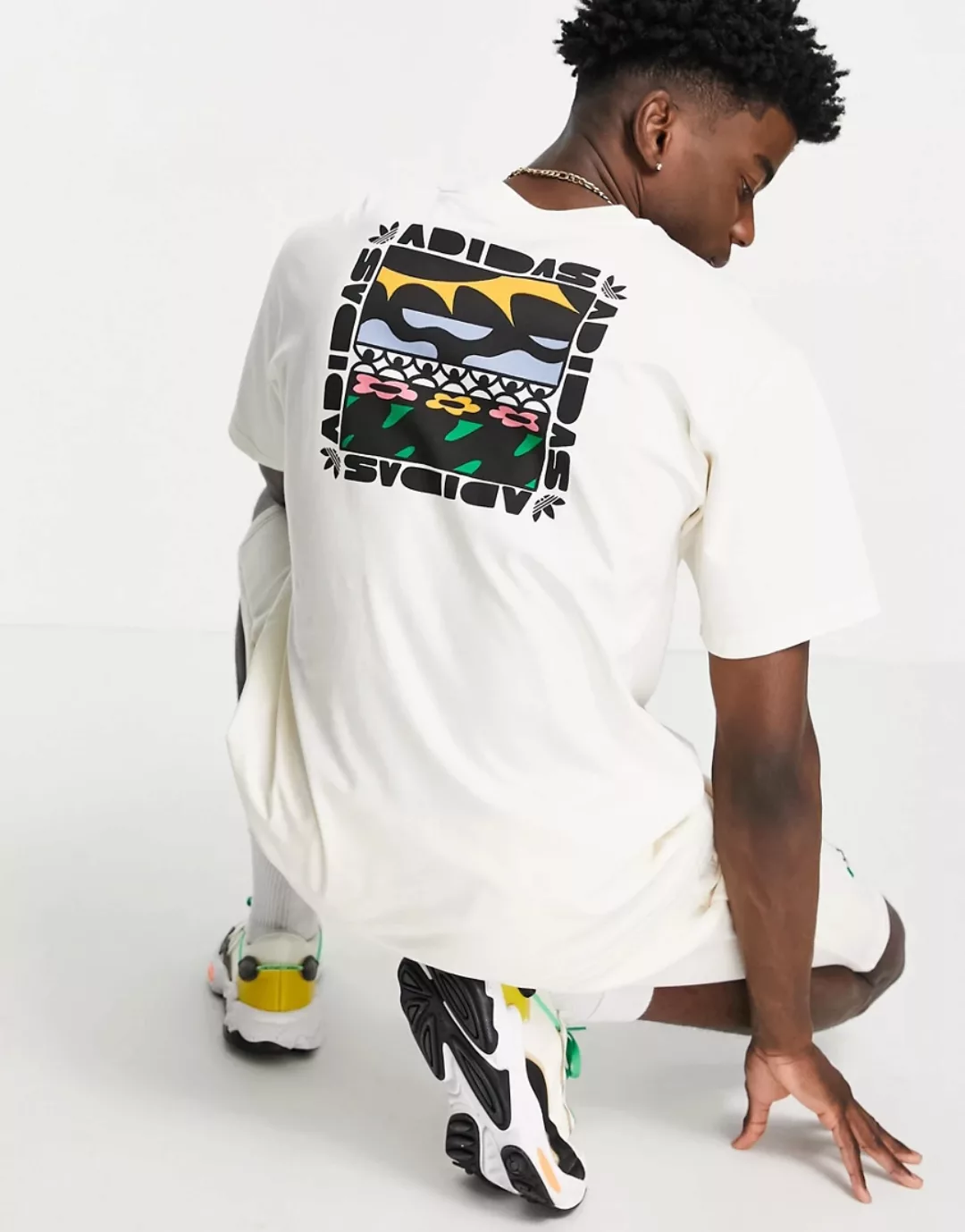 adidas Originals – T-Shirt in gebrochenem Weiß mit geblümter Dreiblatt-Logo günstig online kaufen