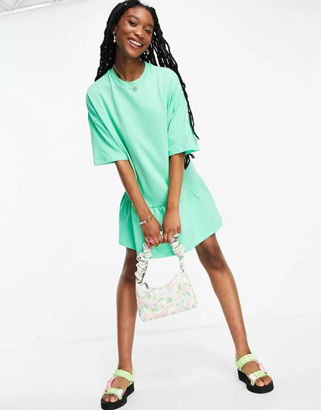 ASOS DESIGN – Oversized T-Shirt-Kleid in Grün mit Rüschensaum günstig online kaufen
