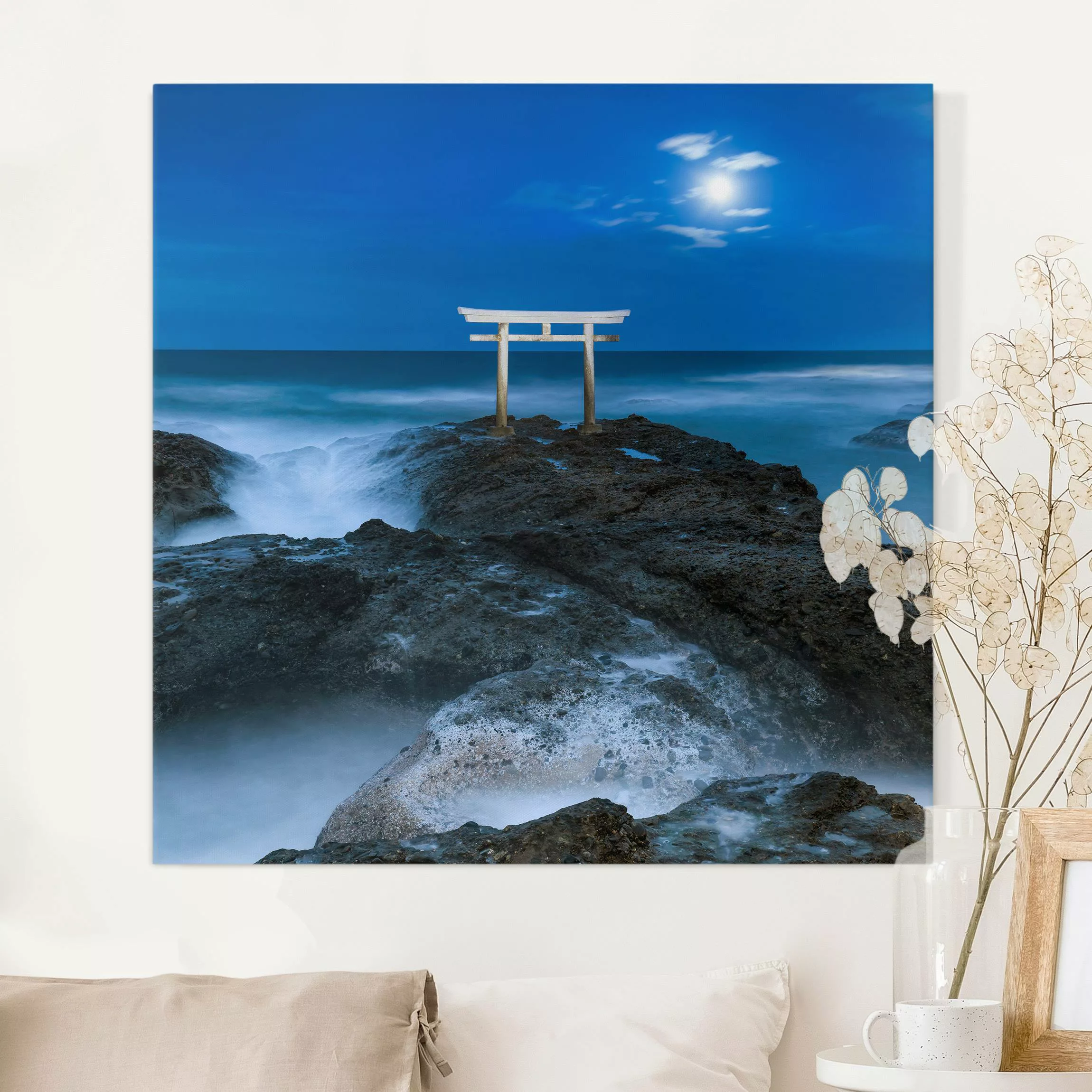 Leinwandbild Torii bei Vollmond am Meer günstig online kaufen