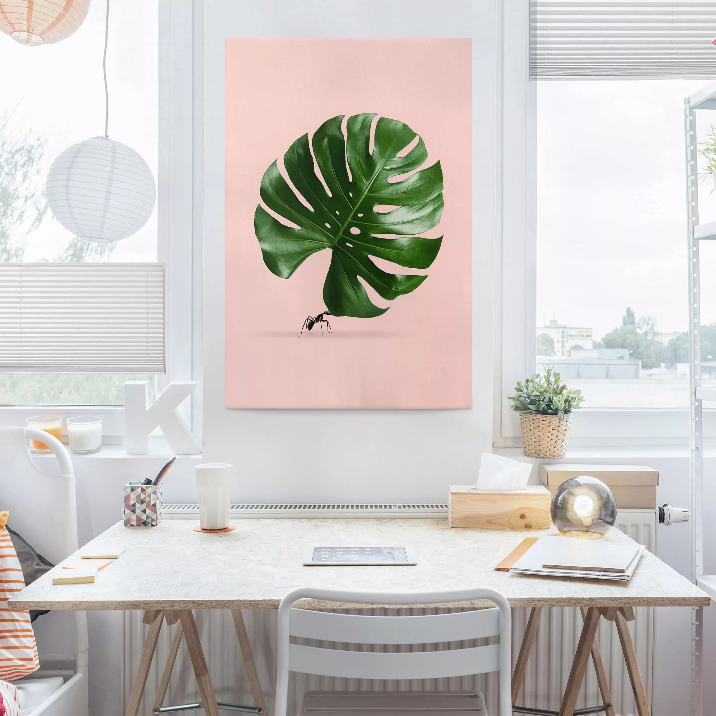 Leinwandbild Tiere - Hochformat Ameise mit Monstera Blatt günstig online kaufen