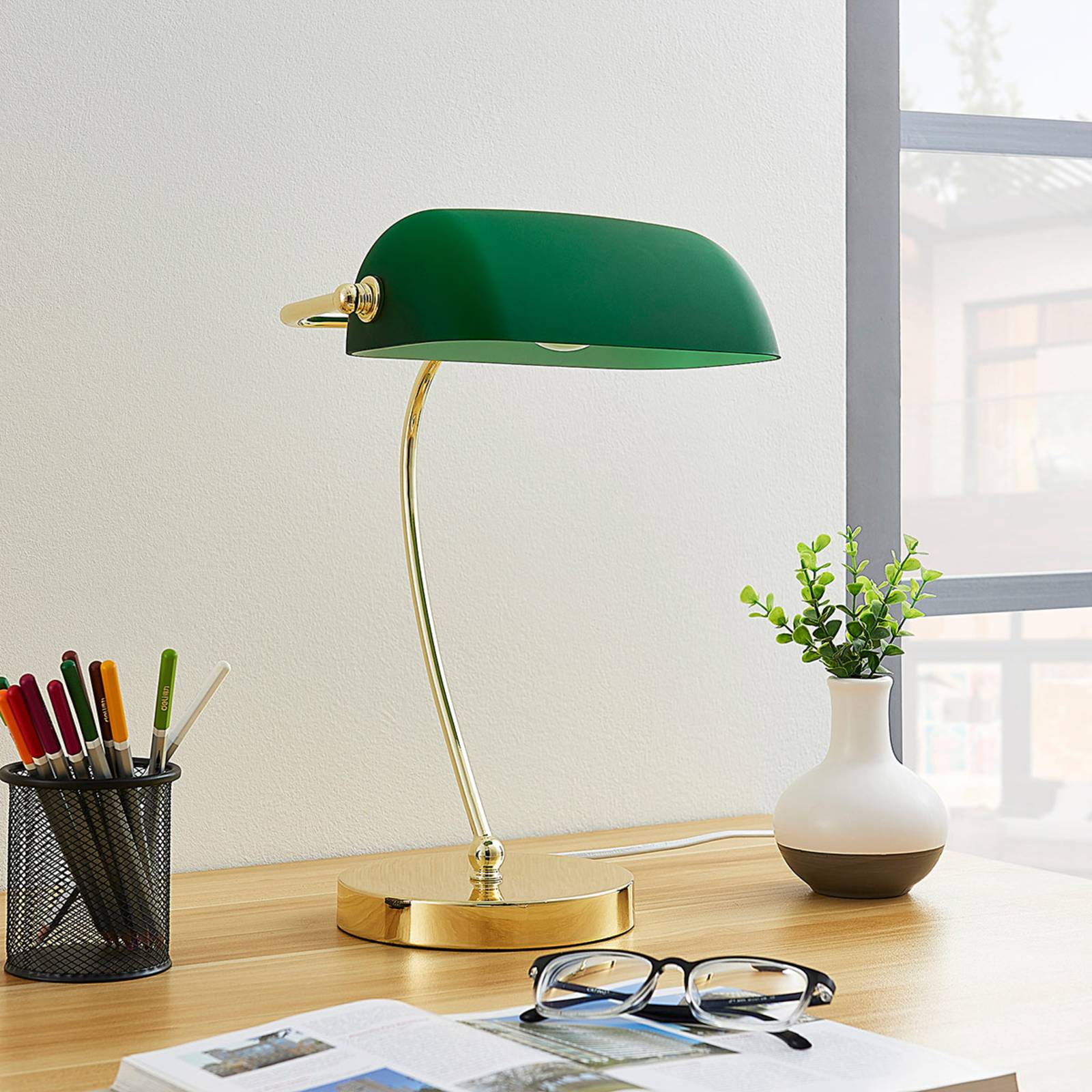 Messingfarbene Tischlampe Selea, Glasschirm grün günstig online kaufen