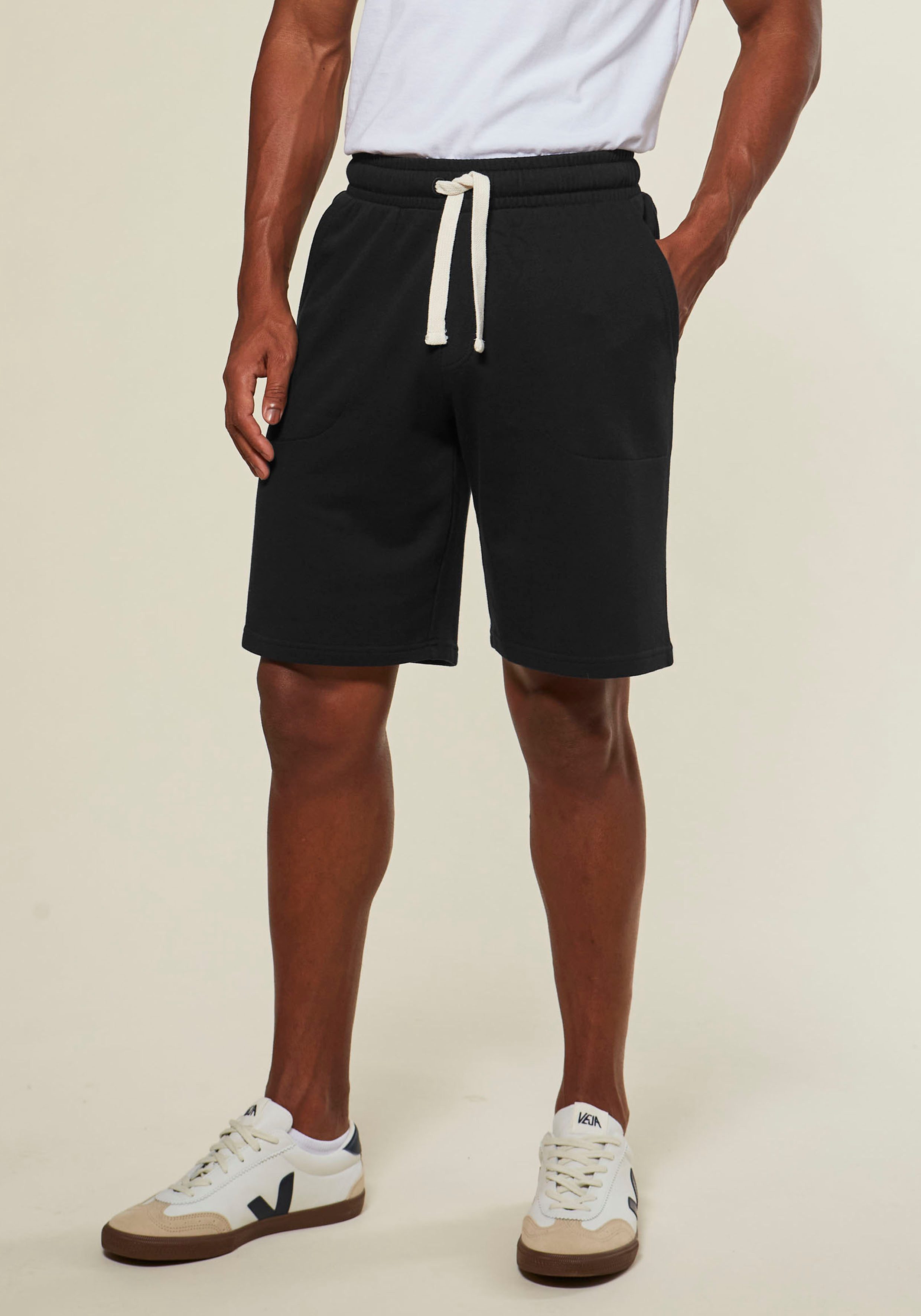 KangaROOS Sweatshorts, seitliche Taschen, kontrast Bänder günstig online kaufen