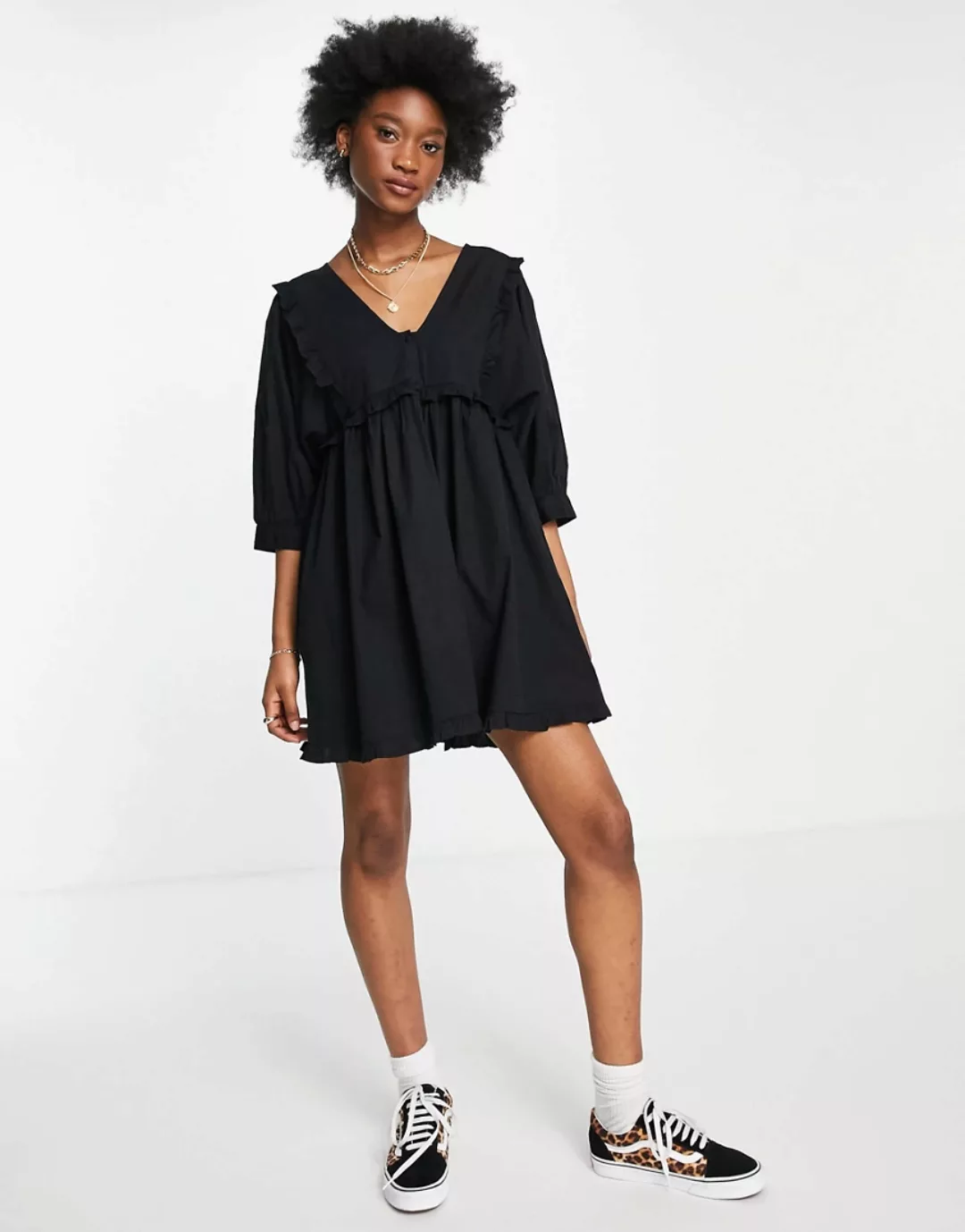 ASOS DESIGN – Schwarzes Mini-Hängerkleid mit Rüschen, V-Ausschnitt und Knop günstig online kaufen