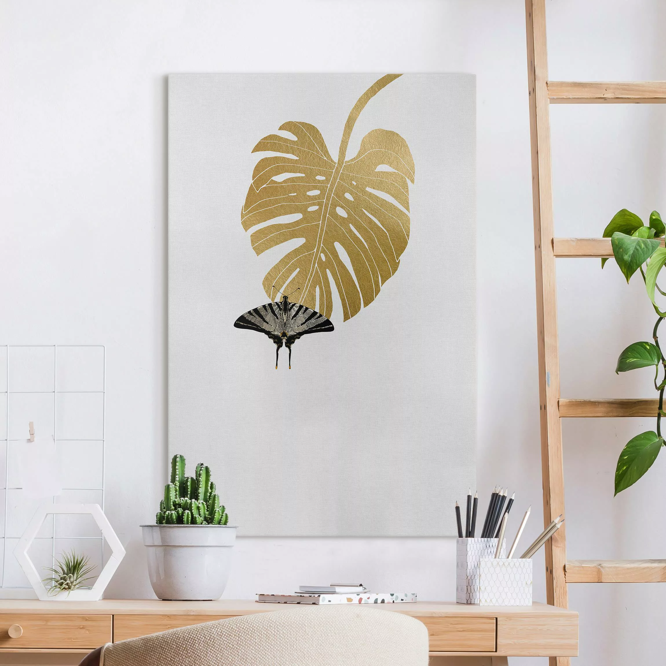 Leinwandbild Goldene Monstera mit Schmetterling günstig online kaufen