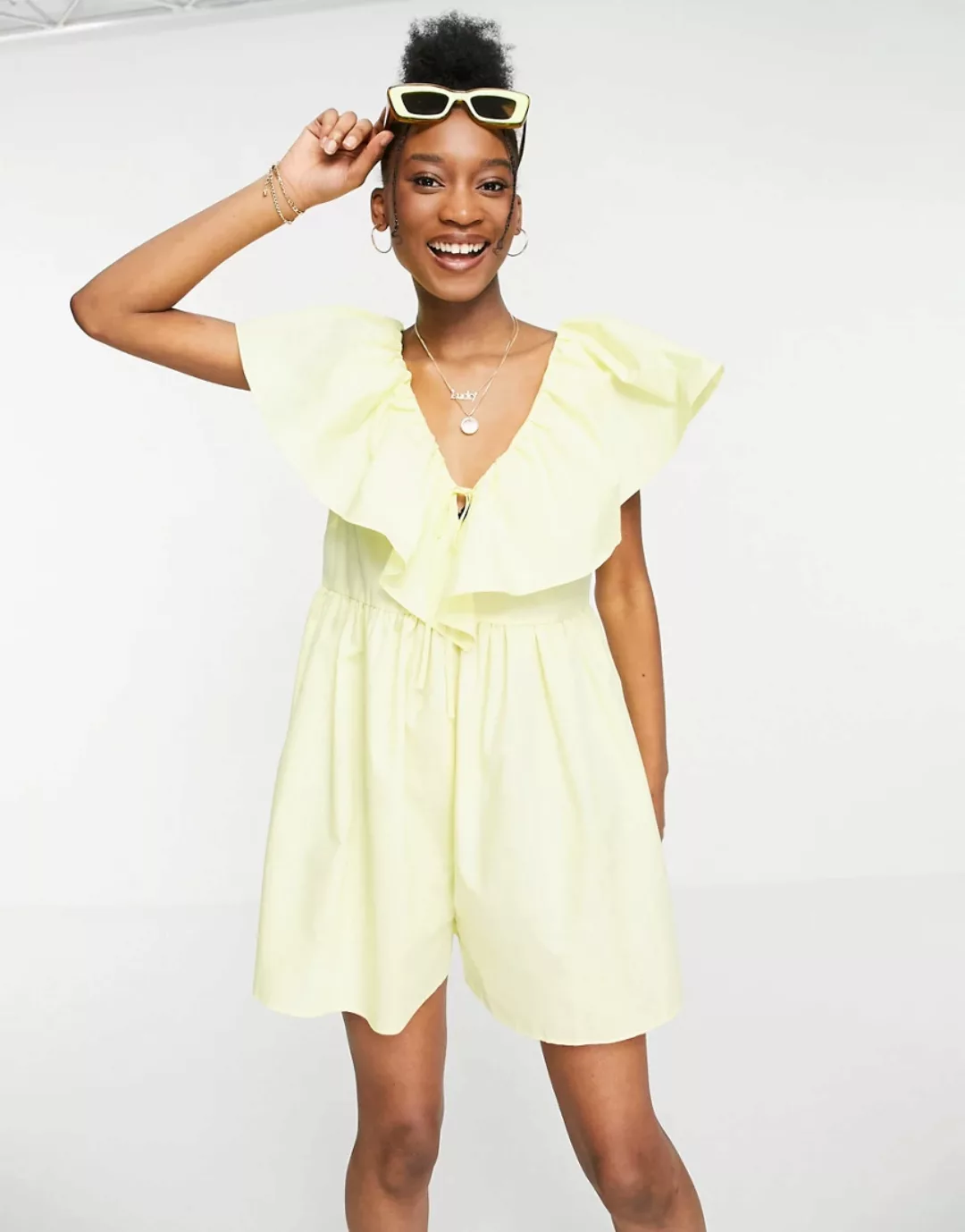 ASOS DESIGN – Playsuit in Gelb aus Baumwoll-Popeline mit Rüschen günstig online kaufen