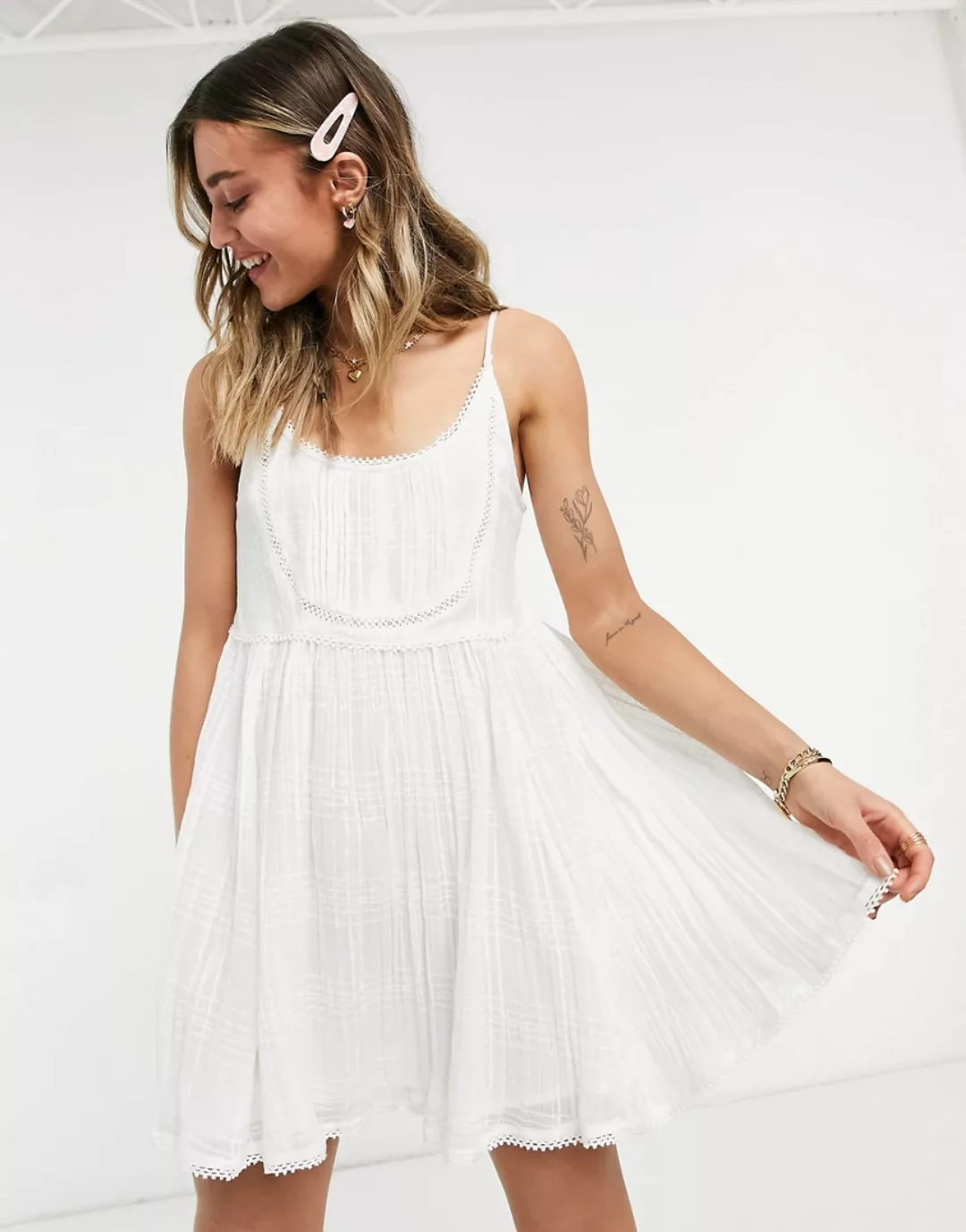 ASOS DESIGN – Weißes Mini-Sommer-Hängerkleid im Camisole-Stil mit Biesen un günstig online kaufen