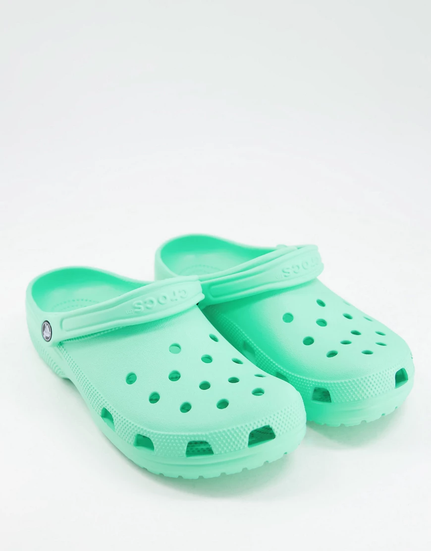 Crocs – Klassische Clogs in Pistaziengrün günstig online kaufen