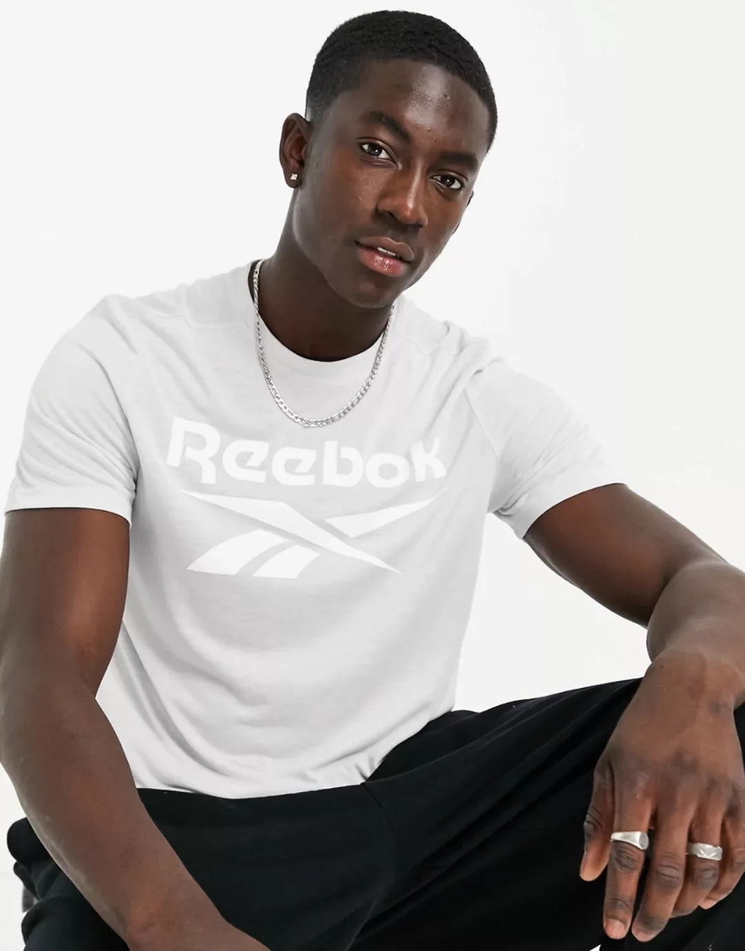 Reebok – T-Shirt in Grau mit Logo günstig online kaufen
