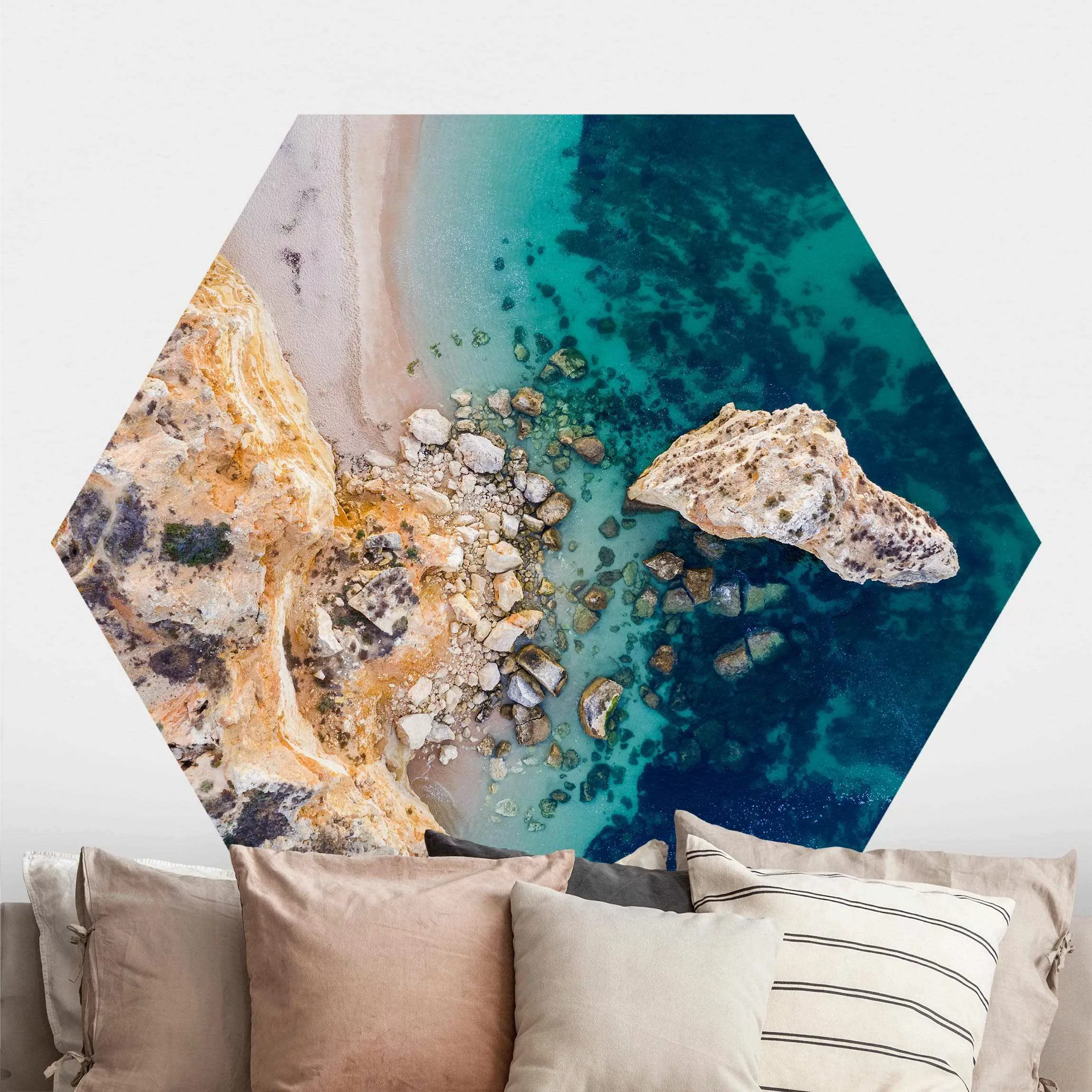 Hexagon Fototapete selbstklebend Draufsicht Küstenlandschaft günstig online kaufen