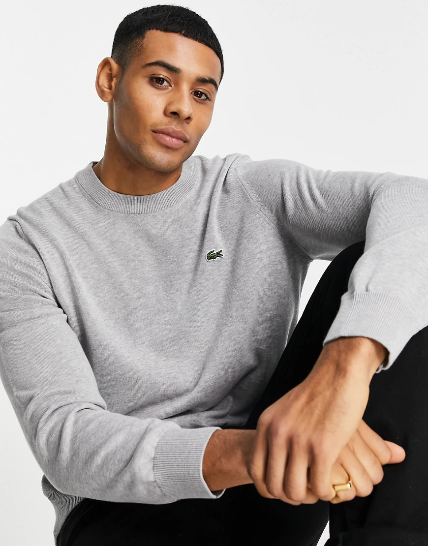 Lacoste – Strickpullover mit Rundhalsausschnitt und Logo in Grau günstig online kaufen