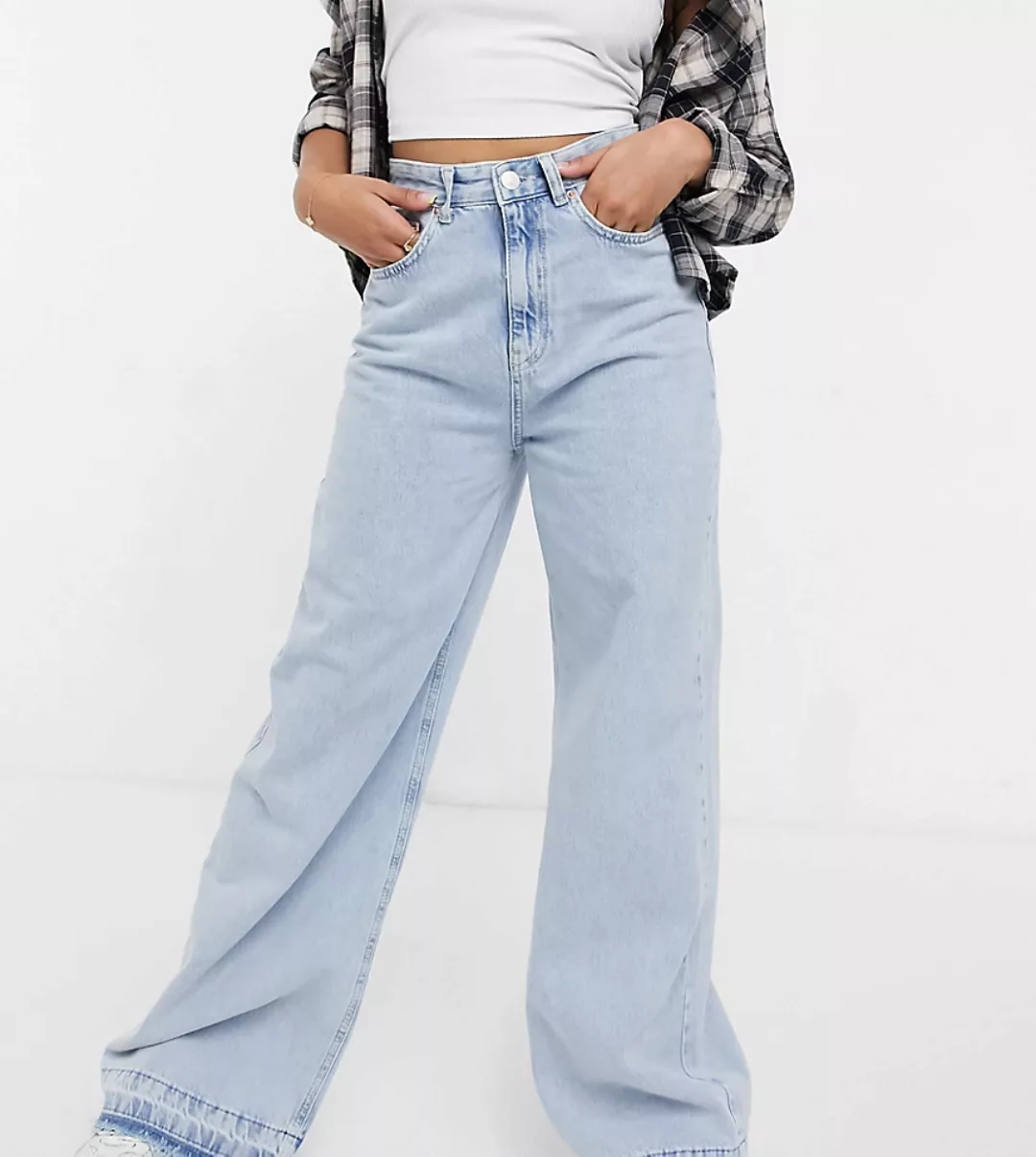 Stradivarius Petite – Jeans mit besonders weitem Bein in heller Waschung-Bl günstig online kaufen