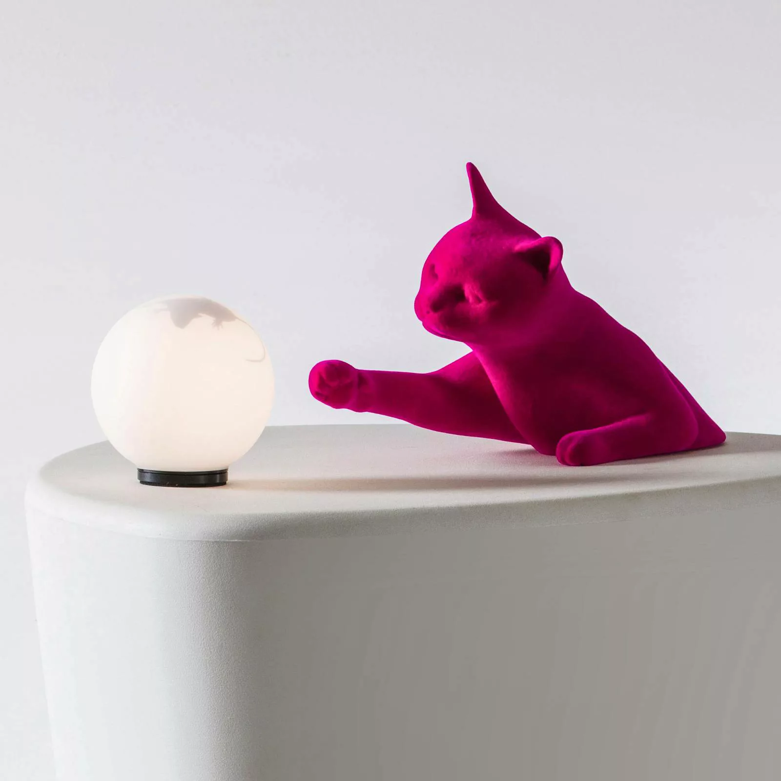 Karman Tischleuchte Maoo, Keramik fuchsia, Glas, Katzenfigur günstig online kaufen