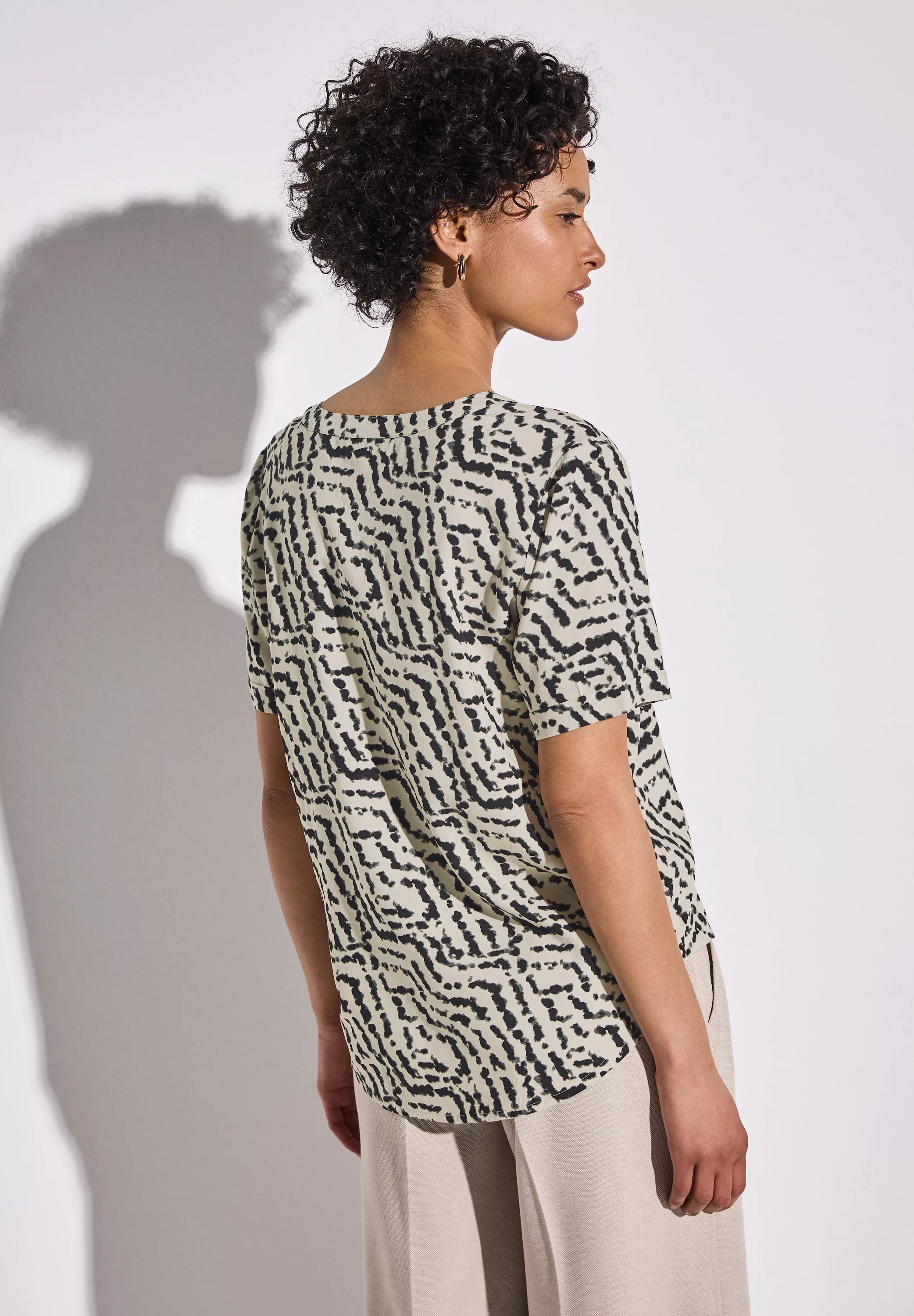 STREET ONE Shirtbluse, mit geschlitztem Rundhalsausschnitt günstig online kaufen