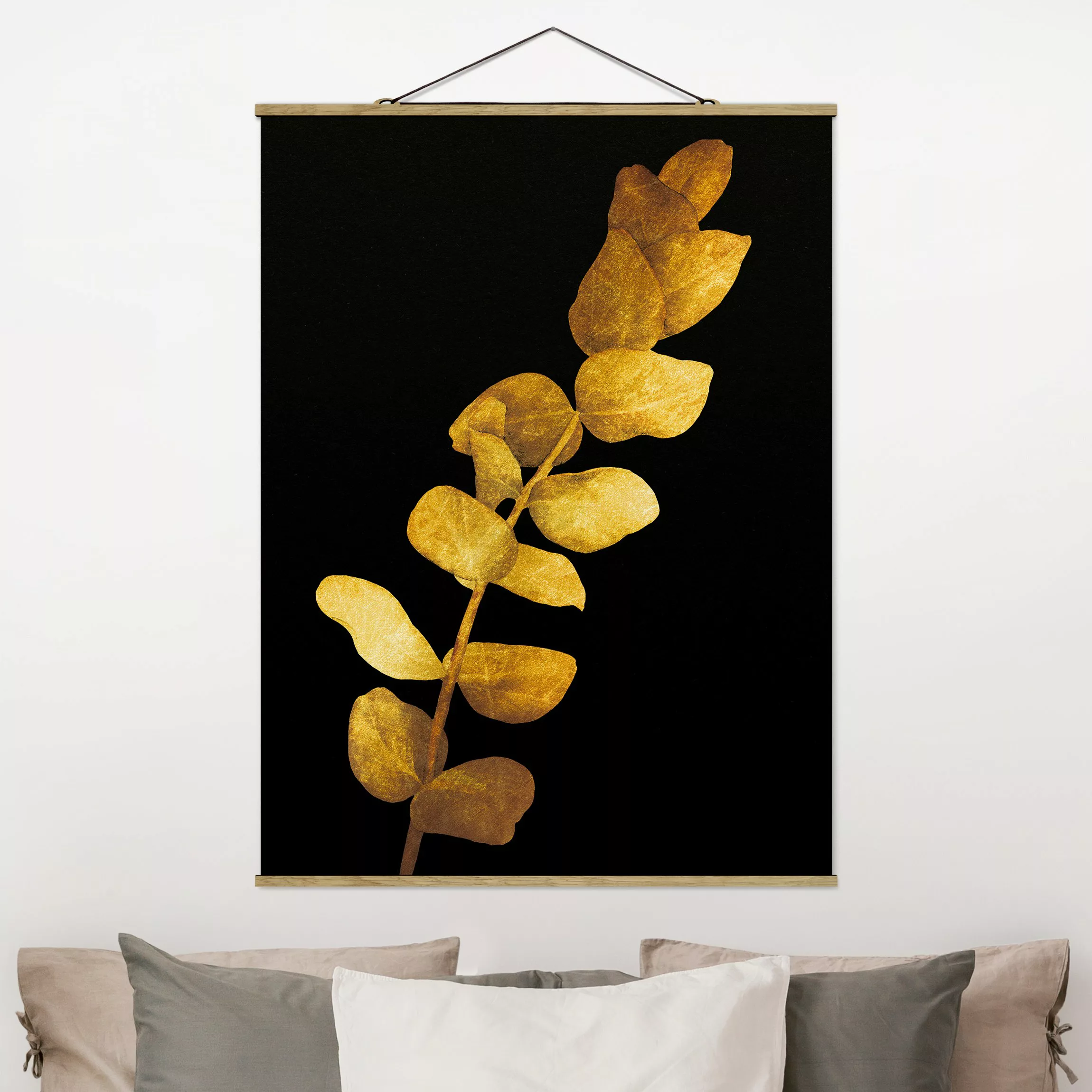 Stoffbild Blumen mit Posterleisten - Hochformat Gold - Eukalyptus auf Schwa günstig online kaufen