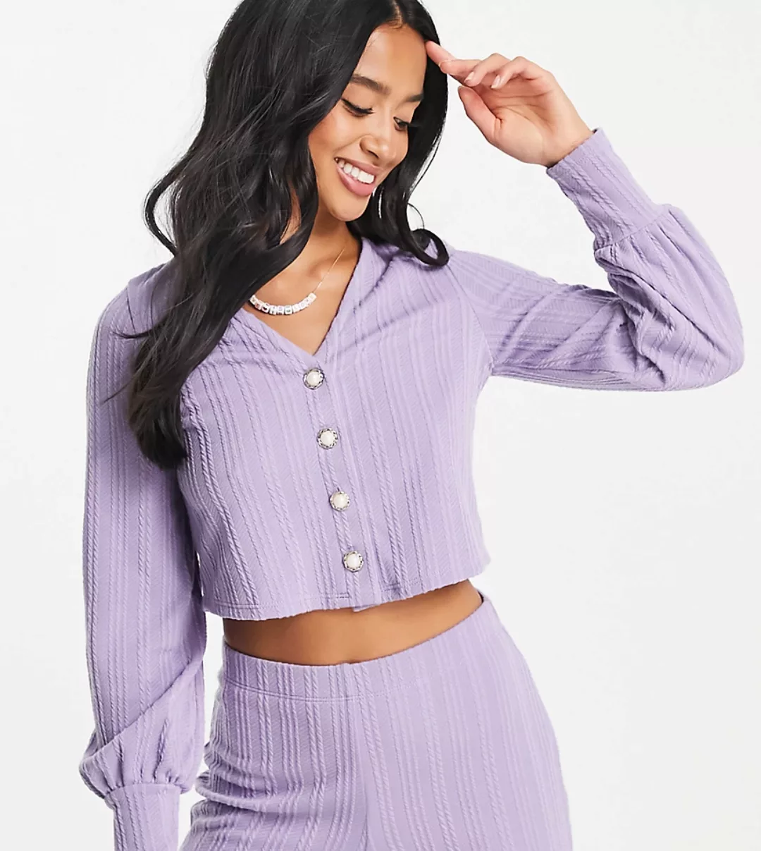 Miss Selfridge Petite – Strickjacke in Flieder mit Zopfmuster und Perlenknö günstig online kaufen