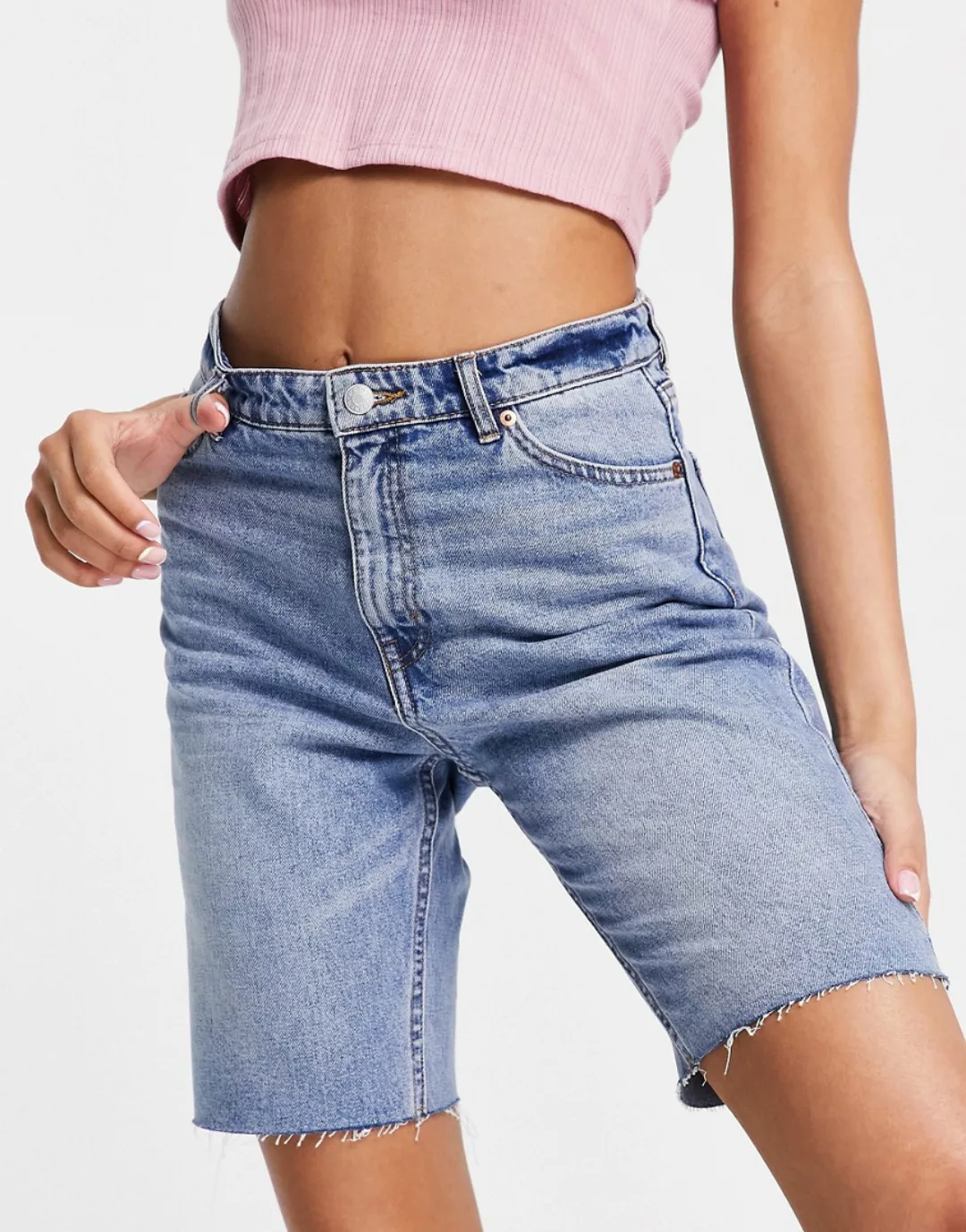 Monki – Bea – Longline-Jeansshorts aus Bio-Baumwollmix in mittlerer Waschun günstig online kaufen