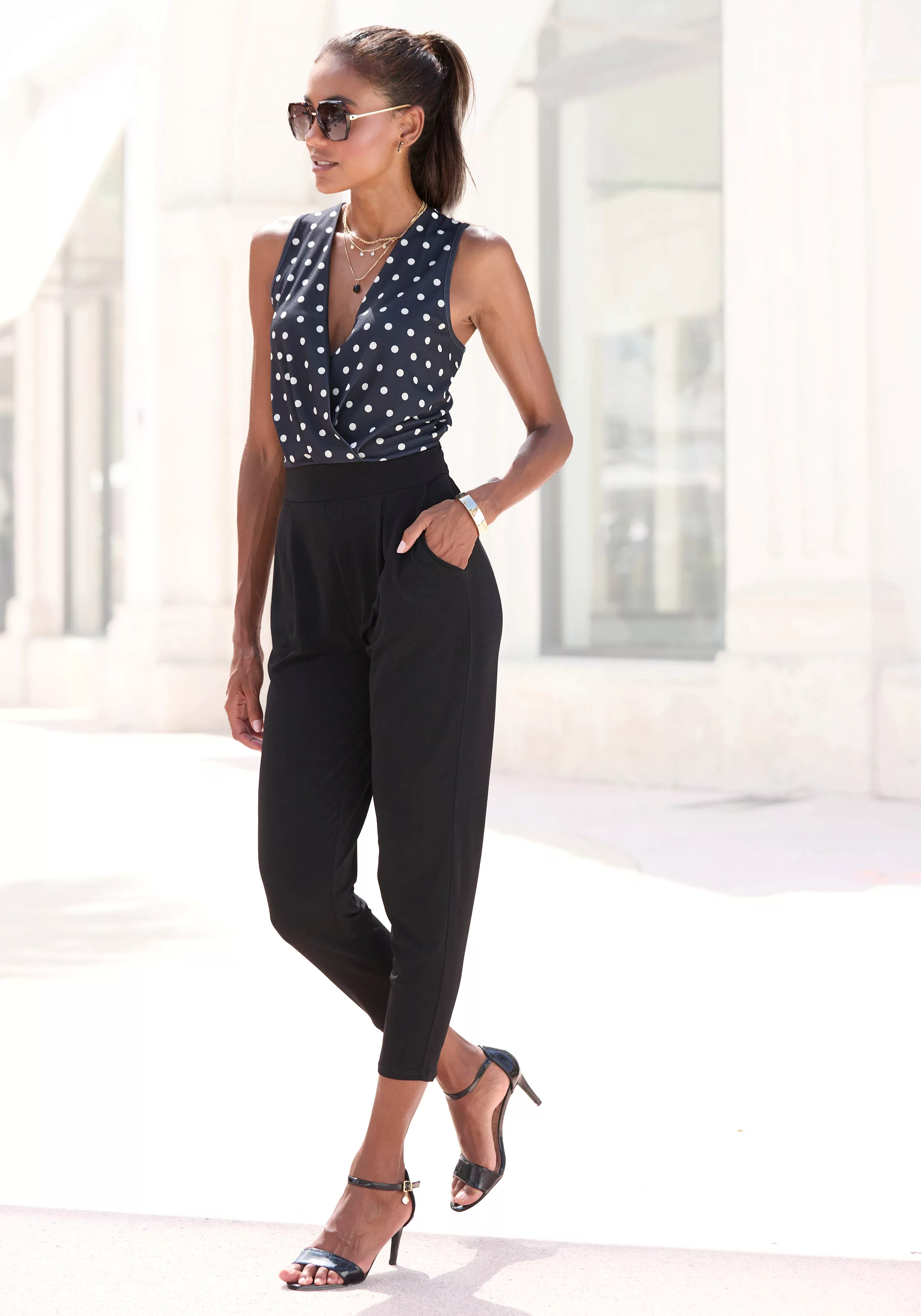 LASCANA Overall mit bedrucktem Oberteil, eleganter Jumpsuit mit V-Ausschnit günstig online kaufen