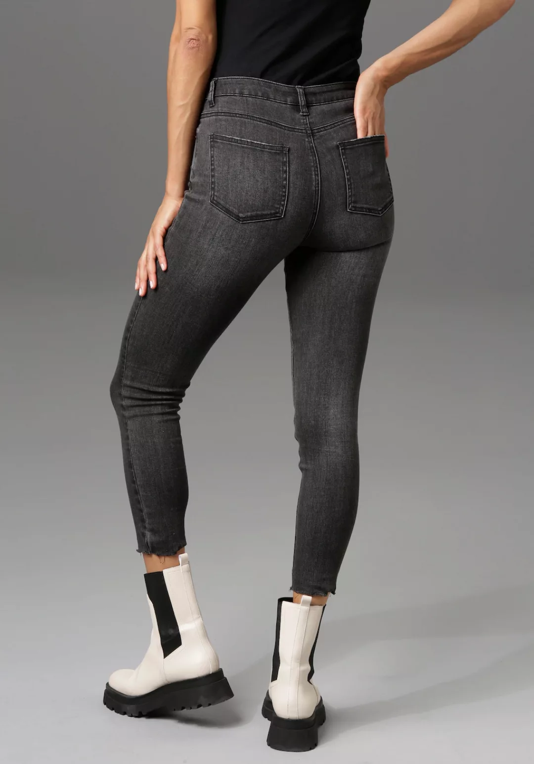 Aniston CASUAL Skinny-fit-Jeans, regular waist - mit ausgefransten Beinabsc günstig online kaufen