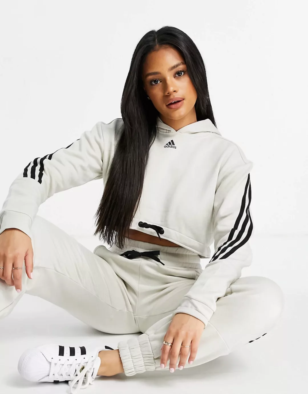 adidas Training – Kurz geschnittener Kapuzenpullover in Grau mit 3 Streifen günstig online kaufen