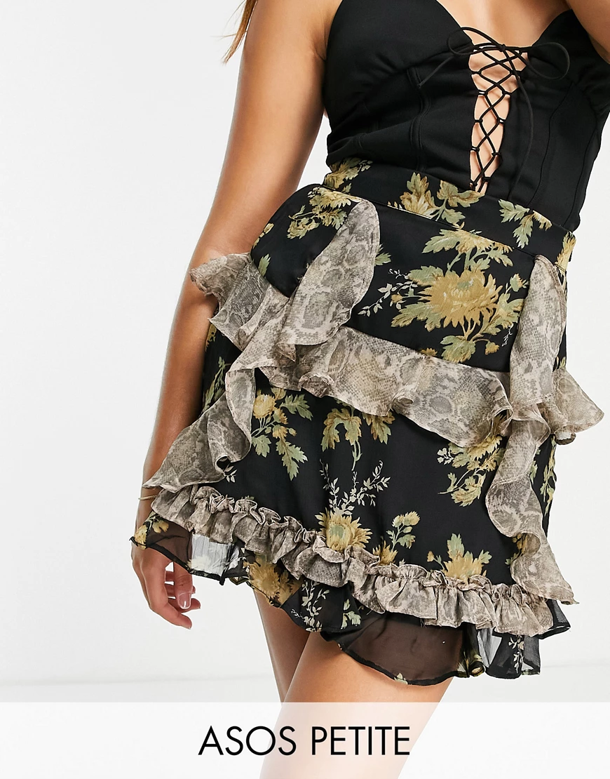 ASOS DESIGN Petite – Satin-Minirock mit Schlangen- und Blumenprint und Rüsc günstig online kaufen