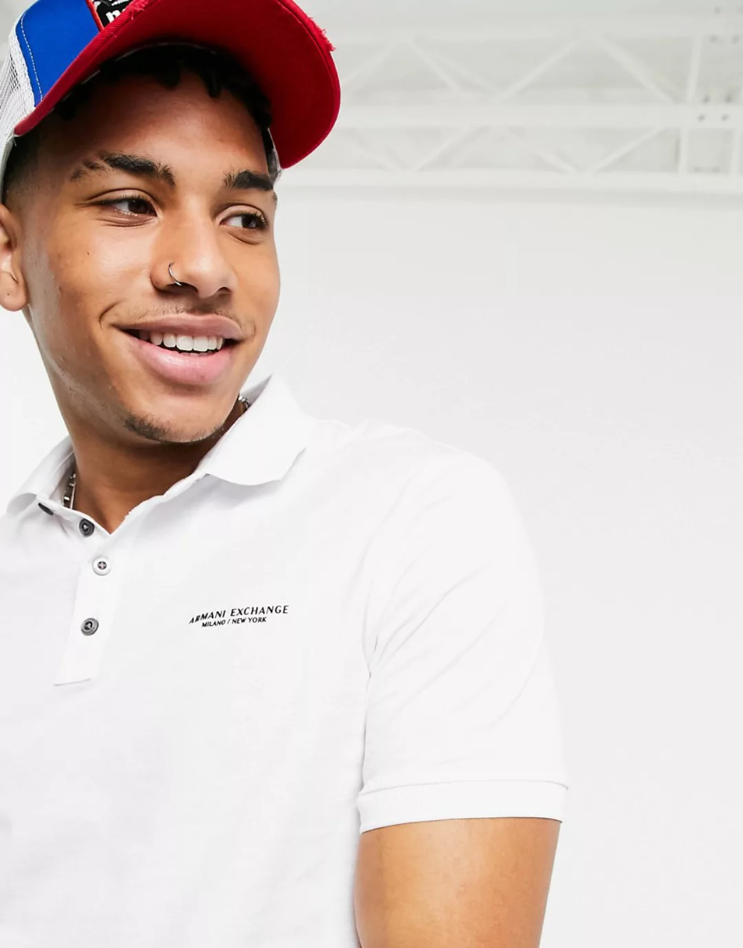 Armani Exchange – Polohemd mit Logo-Schriftzug in Weiß günstig online kaufen