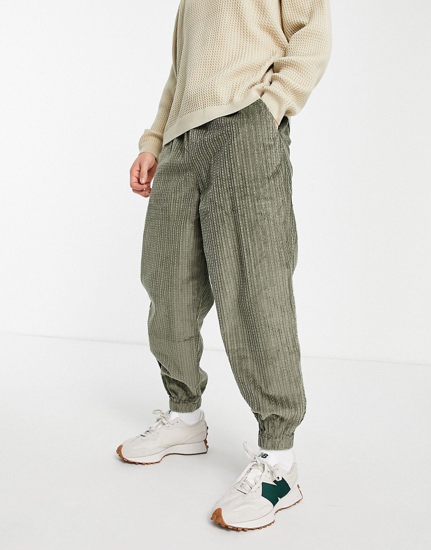 ASOS DESIGN – Schmal zulaufende Oversize-Cordhose mit Kordel-Optik in Khaki günstig online kaufen