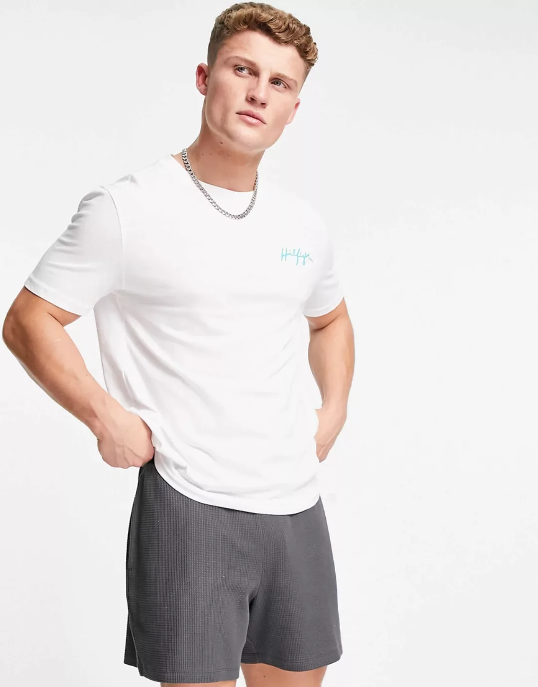 Tommy Hilfiger – Bademode – T-Shirt in Weiß mit kleinem Schriftzug-Logo günstig online kaufen