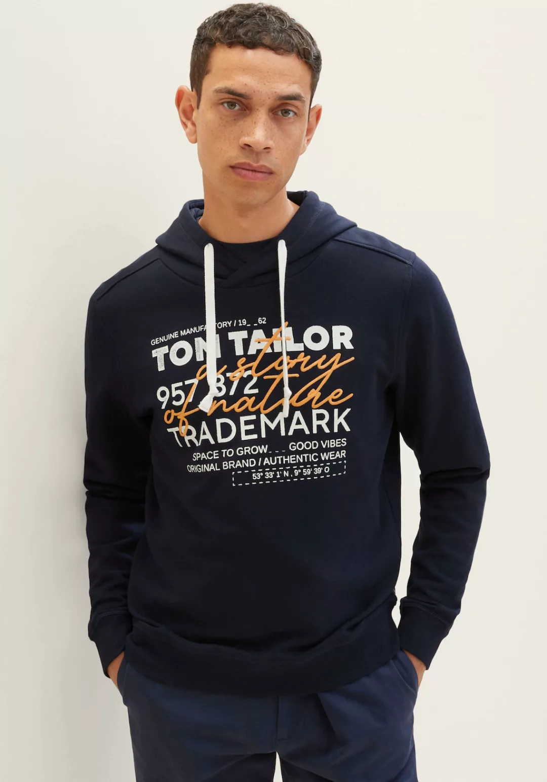 TOM TAILOR Kapuzensweatshirt, mit lässigem Frontprint + Stickerei günstig online kaufen