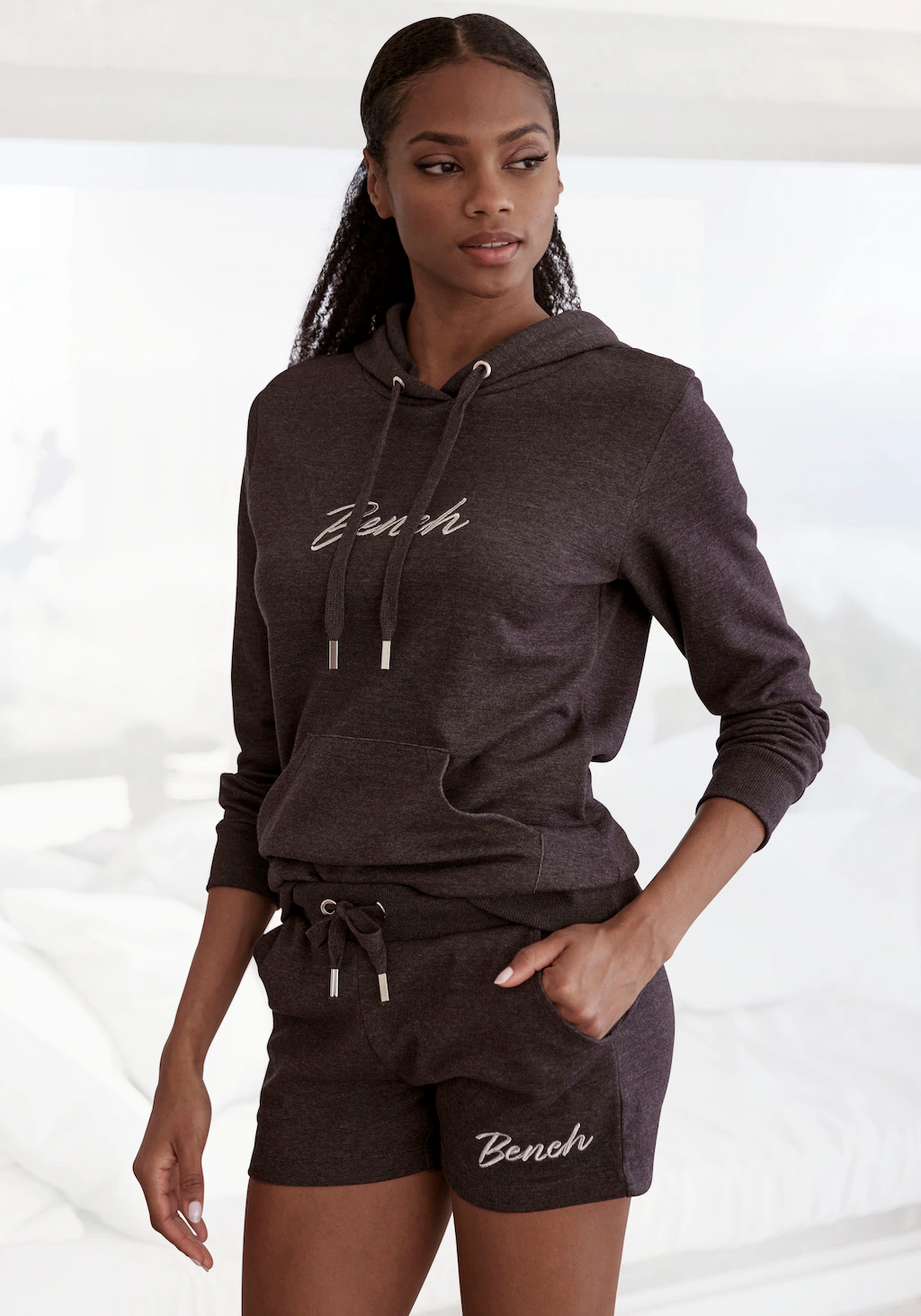 Bench. Loungewear Kapuzensweatshirt, mit glänzender Logostickerei, Loungewe günstig online kaufen