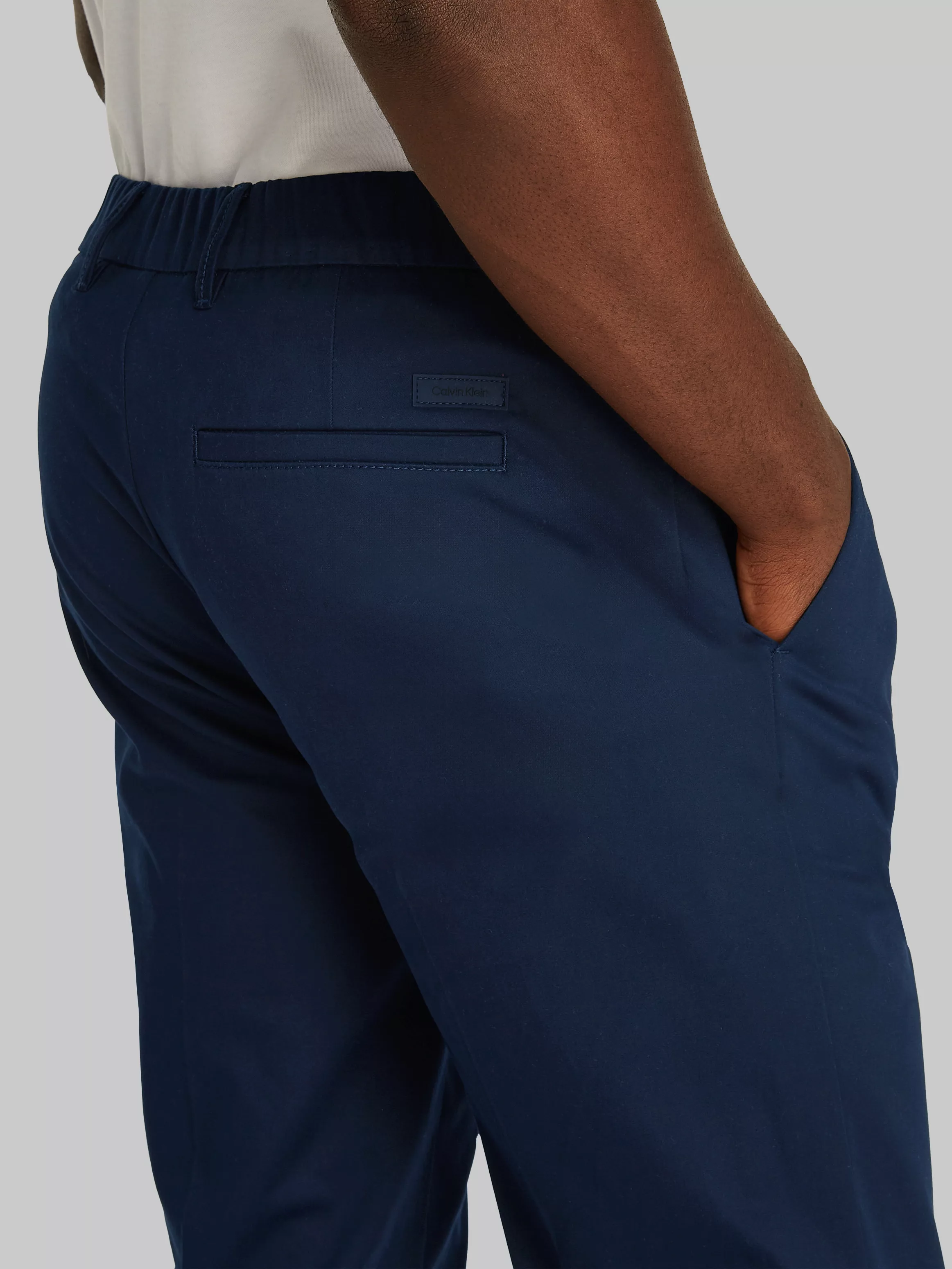 Calvin Klein Bundfaltenhose "SATEEN STRETCH TAPERED PLEAT", in Satin-Optik günstig online kaufen