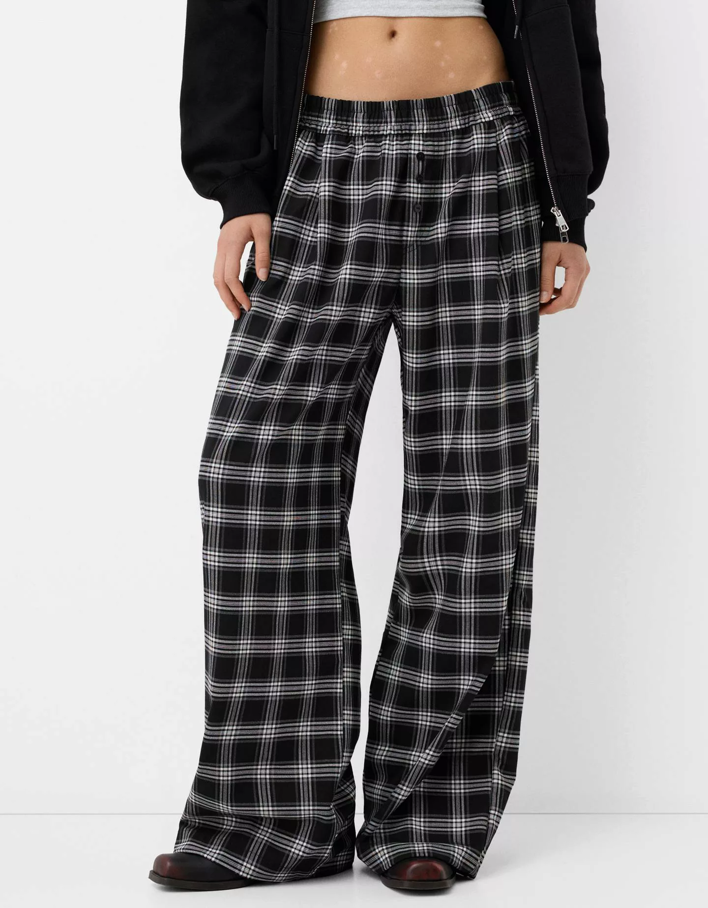 Bershka Straight-Fit-Hose Mit Karomuster Damen M Schwarz günstig online kaufen