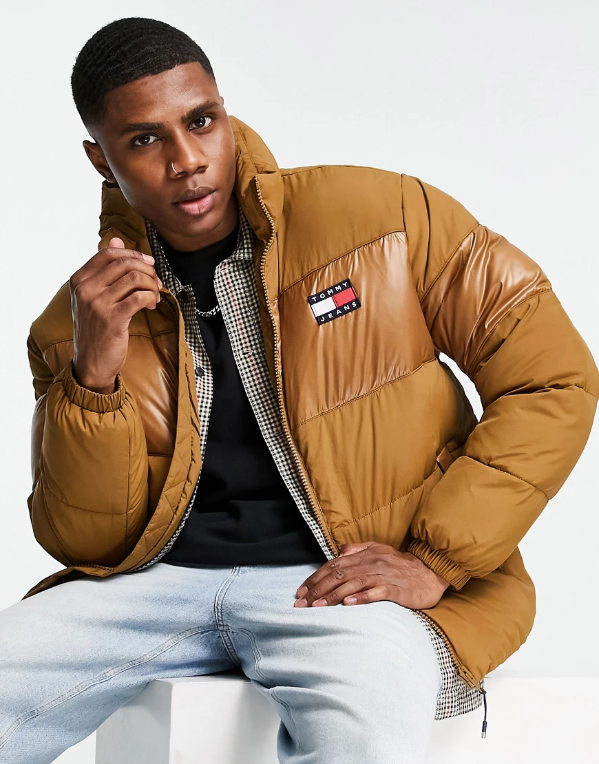 Tommy Jeans – Steppjacke in Hellbraun mit tonalem Farbblockdesign günstig online kaufen