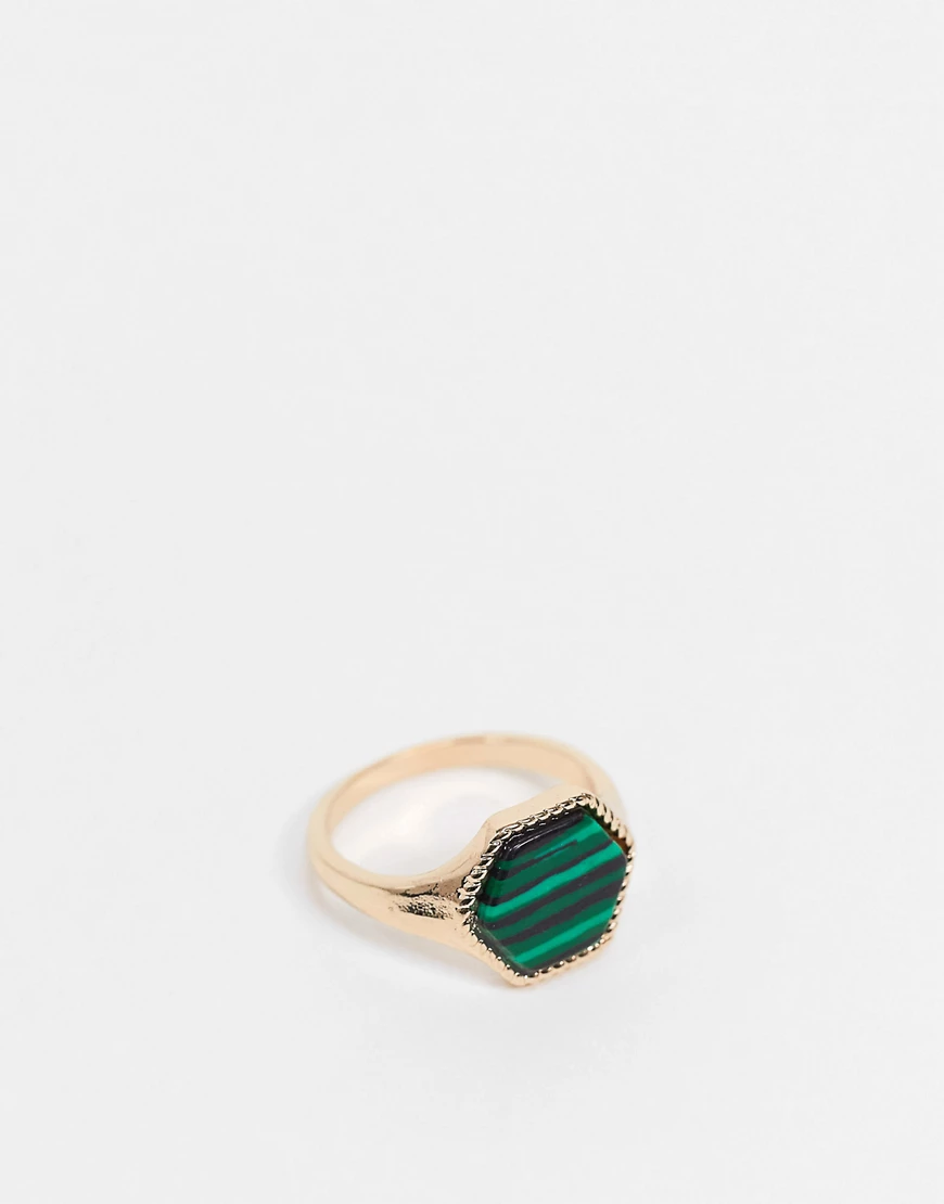 ASOS DESIGN – Goldfarbener Ring mit grünem Zierstein günstig online kaufen