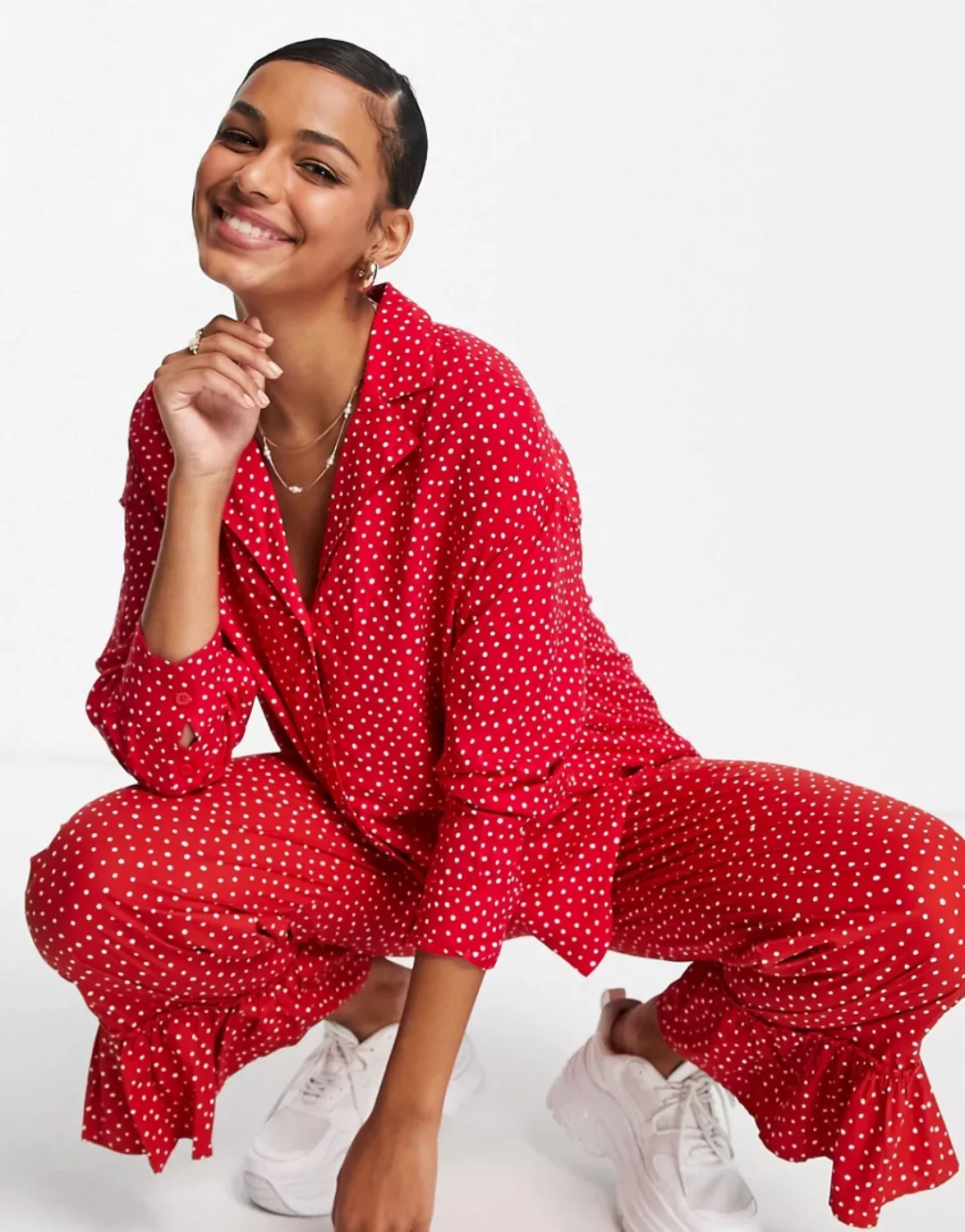 Monki – Madelene – Ecovero-Bluse mit Punktemuster in Rot, Kombiteil günstig online kaufen