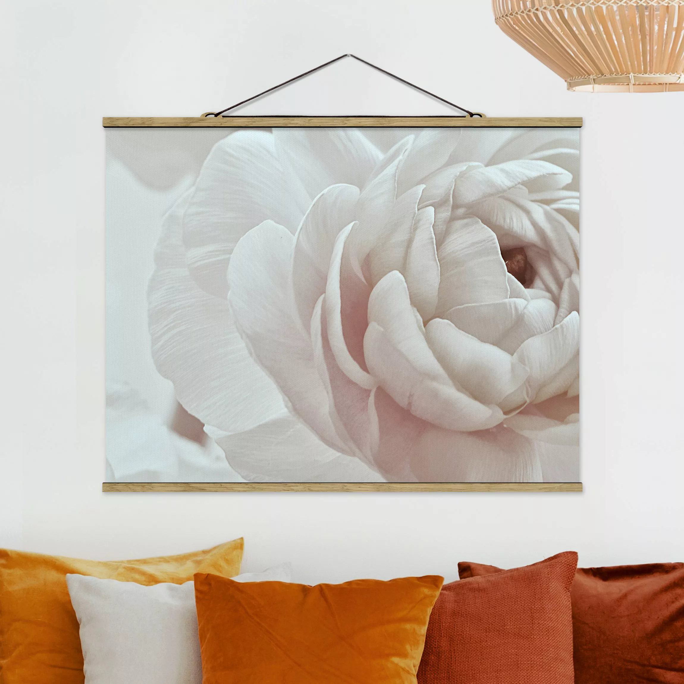 Stoffbild mit Posterleisten Weiße Blüte im Blütenmeer günstig online kaufen