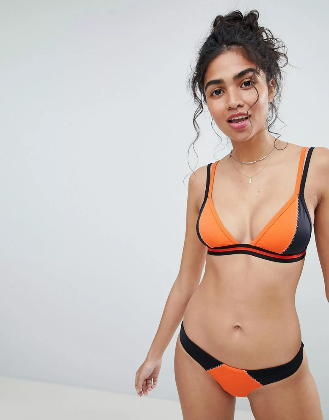 Free Society – Bikinihüfthose mit Zickzackmuster in Orange-Mehrfarbig günstig online kaufen