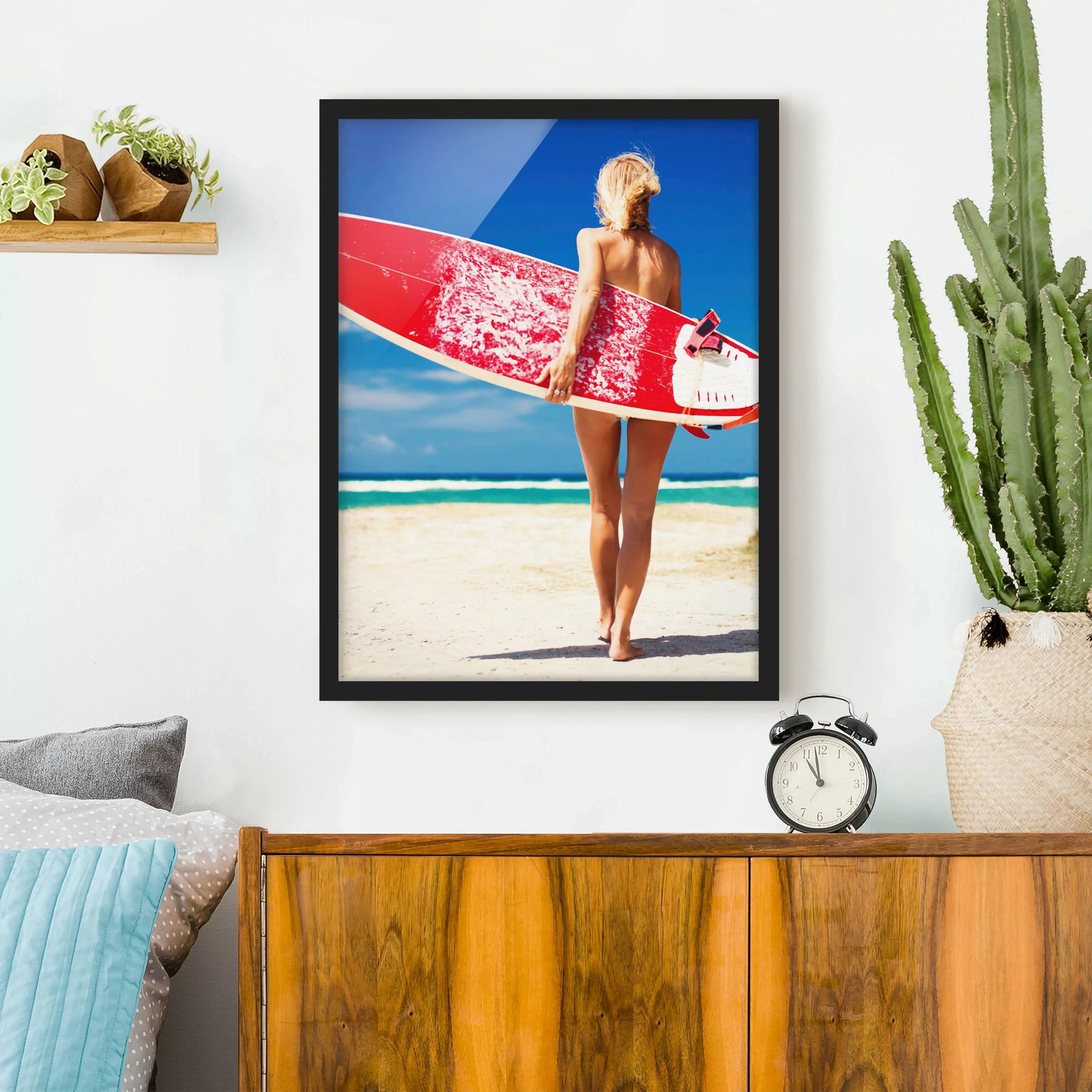 Bild mit Rahmen Strand - Hochformat Surfergirl günstig online kaufen