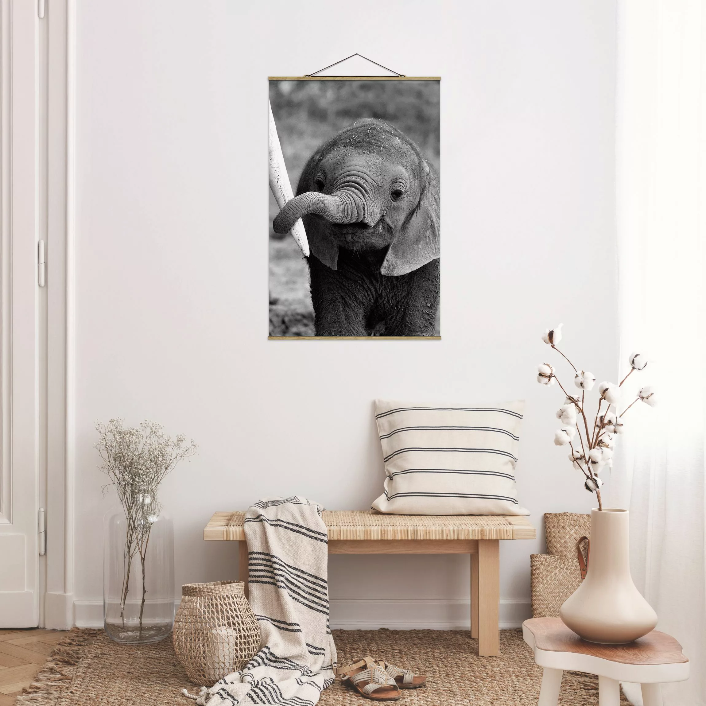 Stoffbild Tiere mit Posterleisten - Hochformat Elefantenbaby günstig online kaufen