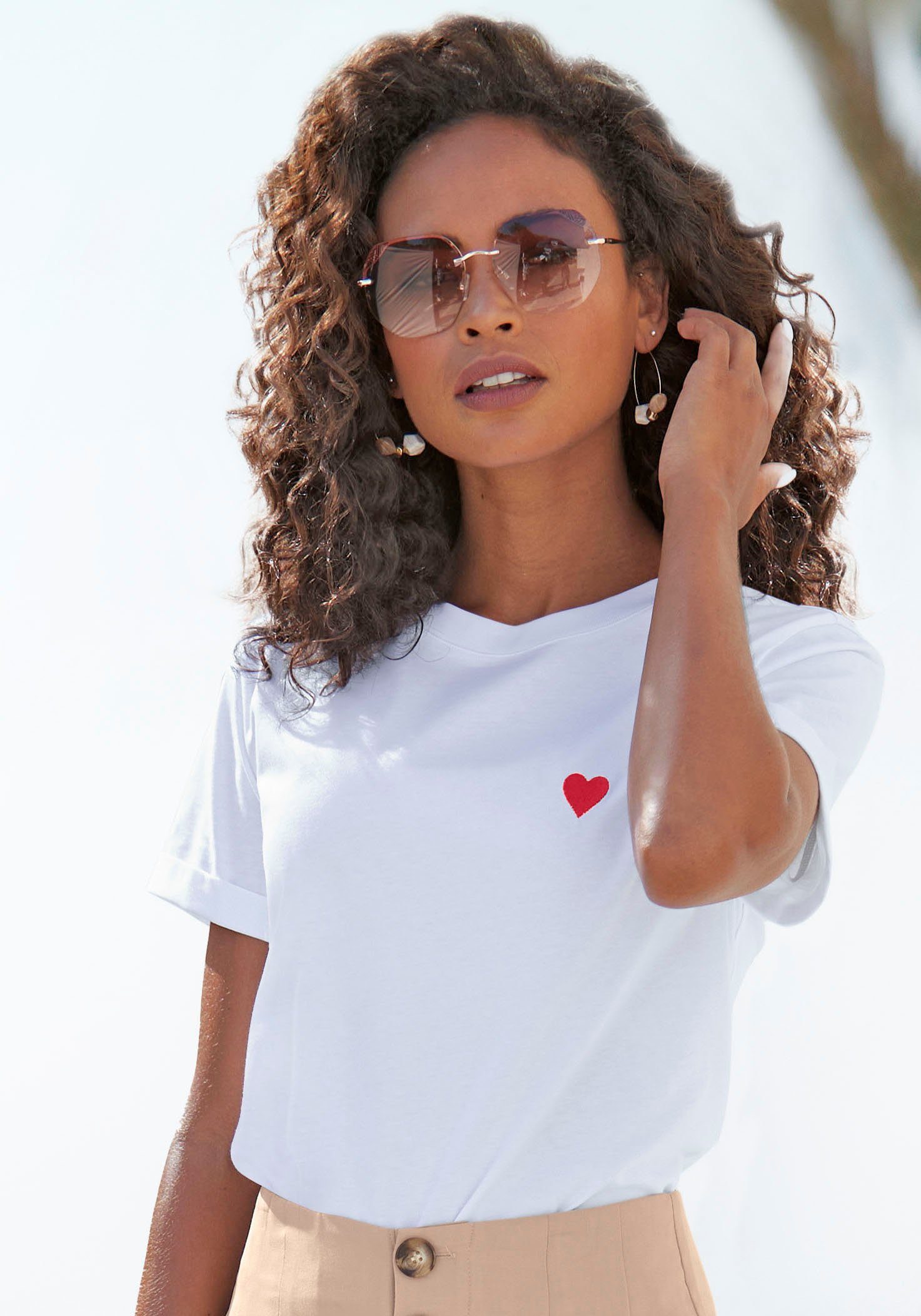 LASCANA T-Shirt, mit süßer Herz-Stickerei, Kurzarmshirt aus Baumwolle günstig online kaufen