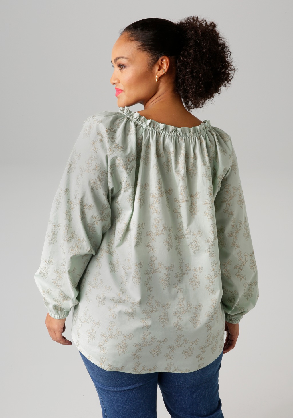 Aniston PLUS Schlupfbluse, mit glänzenden, goldfarbenen Blumen bedruckt günstig online kaufen