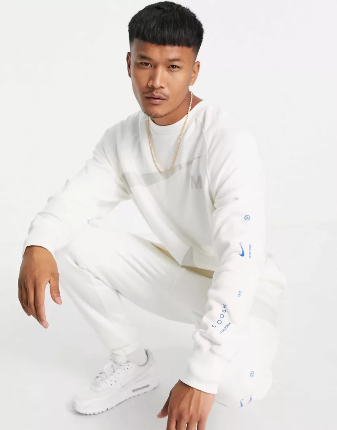 Nike – Fleece-Sweatshirt in Stein mit Swoosh-Logo-Neutral günstig online kaufen