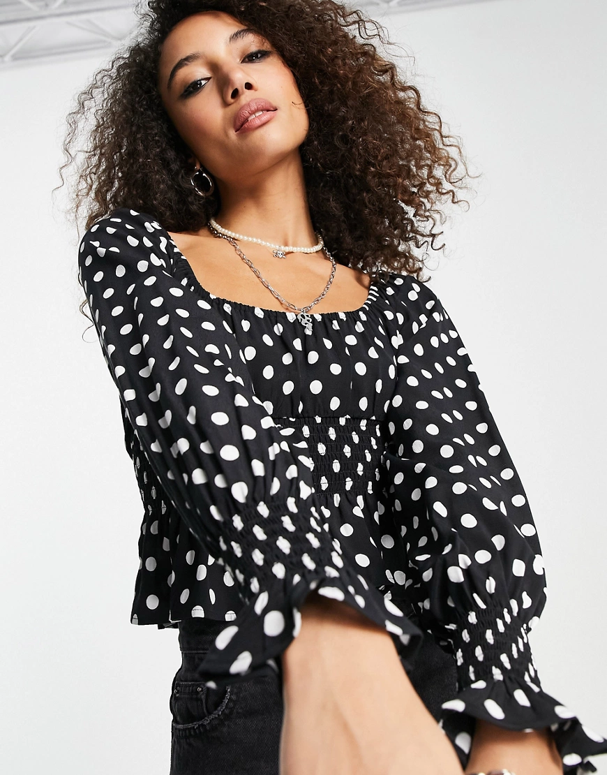 Topshop – Bluse in Schwarz-Weiß mit gesmokter Taille und Punktemuster günstig online kaufen