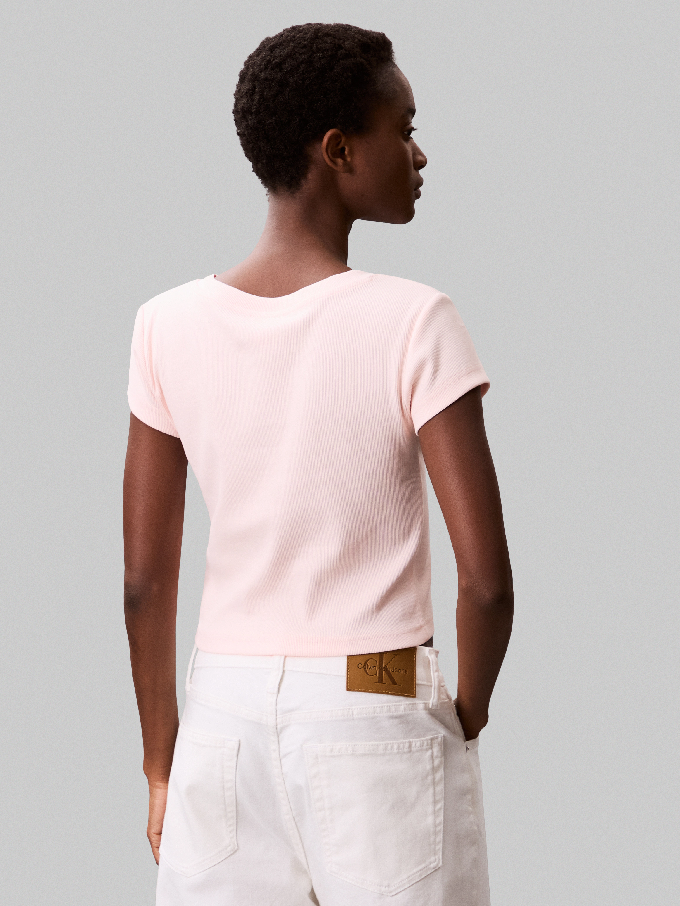 Calvin Klein Jeans T-Shirt "A- SS WOVEN LABEL RIB VNECK TEE", mit gewebtem günstig online kaufen
