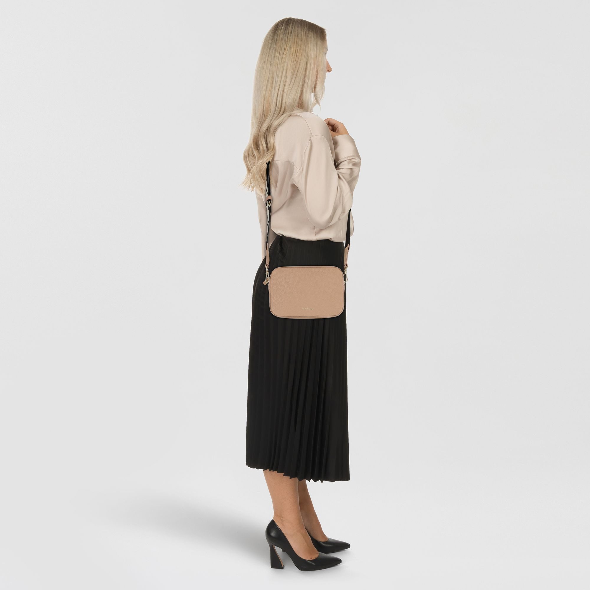 COCCINELLE Umhängetasche Tebe, Leder günstig online kaufen