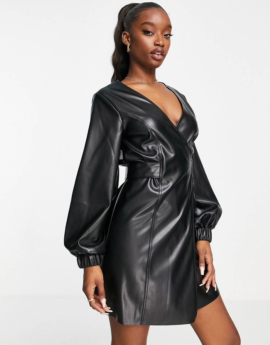 ASOS DESIGN – Wickel-Minikleid aus Kunstleder in Schwarz mit Gürtel günstig online kaufen